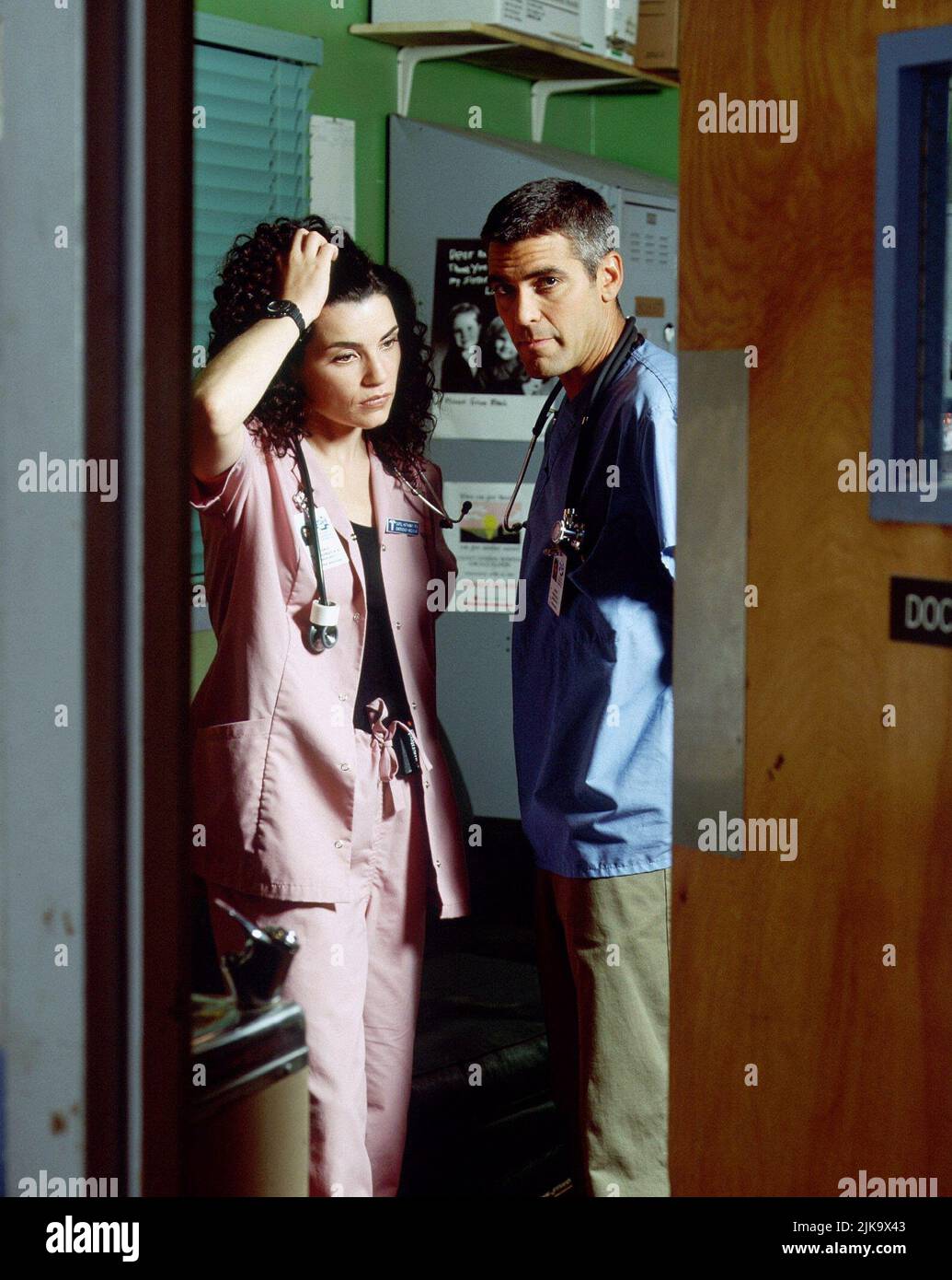 Julianna Margulies & George Clooney Television: Er : Season 5; E.R. (TV-Serie) Characters: Nurse Carol Hathaway & Dr. Doug Ross  Usa 1994-2000, / 5. Staffel, Season 5 24 September 1998   **WARNING** This Photograph is for editorial use only and is the copyright of WARNER BROS. TELEVISION and/or the Photographer assigned by the Film or Production Company and can only be reproduced by publications in conjunction with the promotion of the above Film. A Mandatory Credit To WARNER BROS. TELEVISION is required. The Photographer should also be credited when known. No commercial use can be granted wit Stock Photo