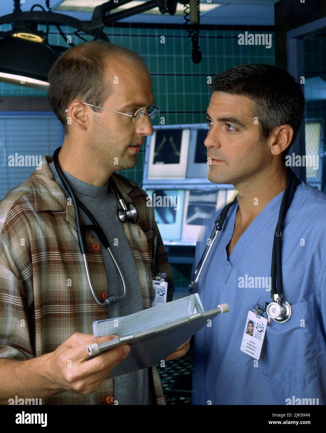 Anthony Edwards & George Clooney Television: Er : Season 5; E.R. (TV-Serie) Characters: Dr. Mark Greene & Dr. Doug Ross  Usa 1994-2000, / 5. Staffel, Season 5 24 September 1998   **WARNING** This Photograph is for editorial use only and is the copyright of WARNER BROS. TELEVISION and/or the Photographer assigned by the Film or Production Company and can only be reproduced by publications in conjunction with the promotion of the above Film. A Mandatory Credit To WARNER BROS. TELEVISION is required. The Photographer should also be credited when known. No commercial use can be granted without wri Stock Photo
