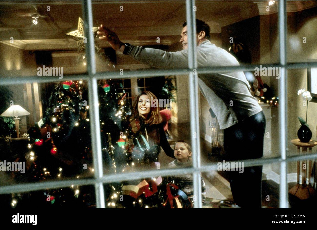 Rita Wilson, Jake Lloyd & Arnold Schwarzenegger Film: Jingle All The Way (USA 1996) Characters: Liz Langston, Jamie Langston, Howard Langston  Director: Brian Levant 16 November 1996   **WARNING** This Photograph is for editorial use only and is the copyright of 20TH CENTURY FOX and/or the Photographer assigned by the Film or Production Company and can only be reproduced by publications in conjunction with the promotion of the above Film. A Mandatory Credit To 20TH CENTURY FOX is required. The Photographer should also be credited when known. No commercial use can be granted without written aut Stock Photo