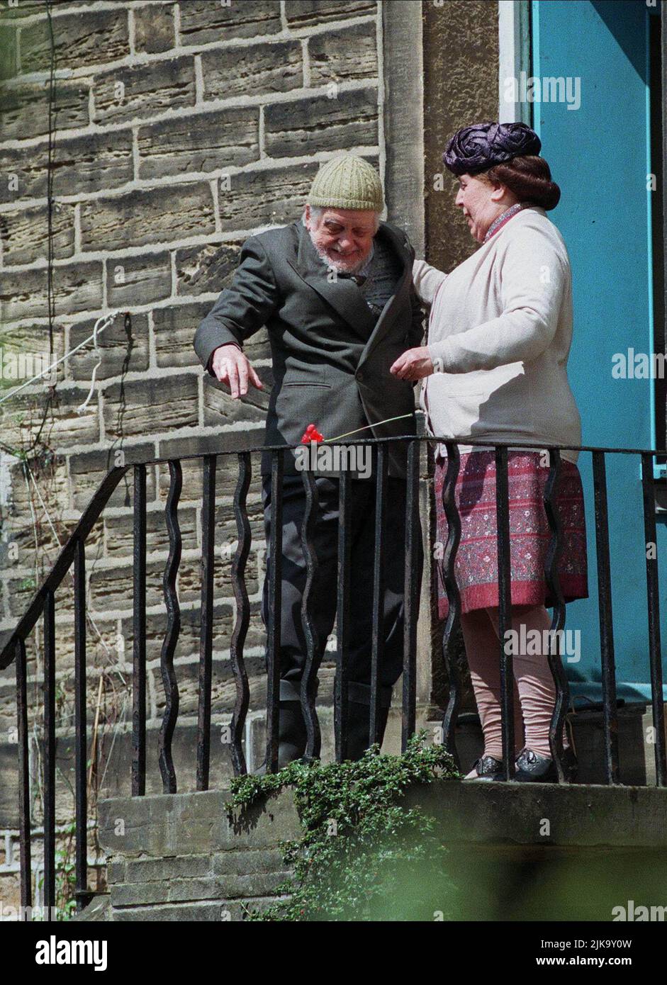 Kathy Staff, Bill Owen, Nora Batty & Compo Television: Last Of The Summer Wine (TV-Serie) Characters: Nora Batty,Compo Simmonite,Nora Batty &  Uk 1973-2010, 21 May 1996   **WARNING** This Photograph is for editorial use only and is the copyright of BBC and/or the Photographer assigned by the Film or Production Company and can only be reproduced by publications in conjunction with the promotion of the above Film. A Mandatory Credit To BBC is required. The Photographer should also be credited when known. No commercial use can be granted without written authority from the Film Company. Stock Photo