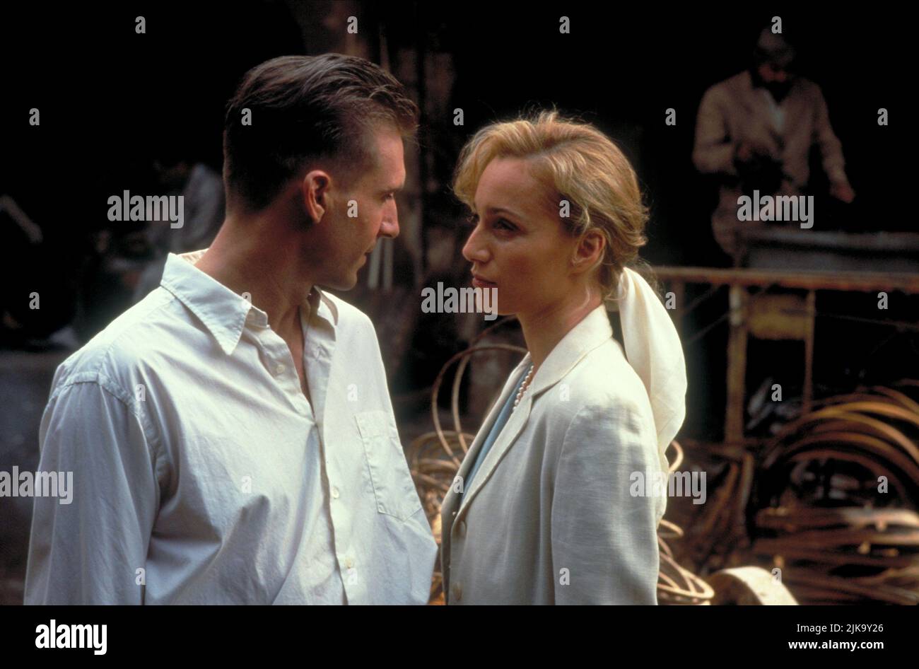 Ralph Fiennes & Kristin Scott Thomas Film: The English Patient (USA/UK 1996) Characters: Count Laszlo de Almasy, Katharine Clifton  Director: Anthony Minghella 06 November 1996   **WARNING** This Photograph is for editorial use only and is the copyright of TIGER MOTH PRODUCTIONS and/or the Photographer assigned by the Film or Production Company and can only be reproduced by publications in conjunction with the promotion of the above Film. A Mandatory Credit To TIGER MOTH PRODUCTIONS is required. The Photographer should also be credited when known. No commercial use can be granted without writt Stock Photo