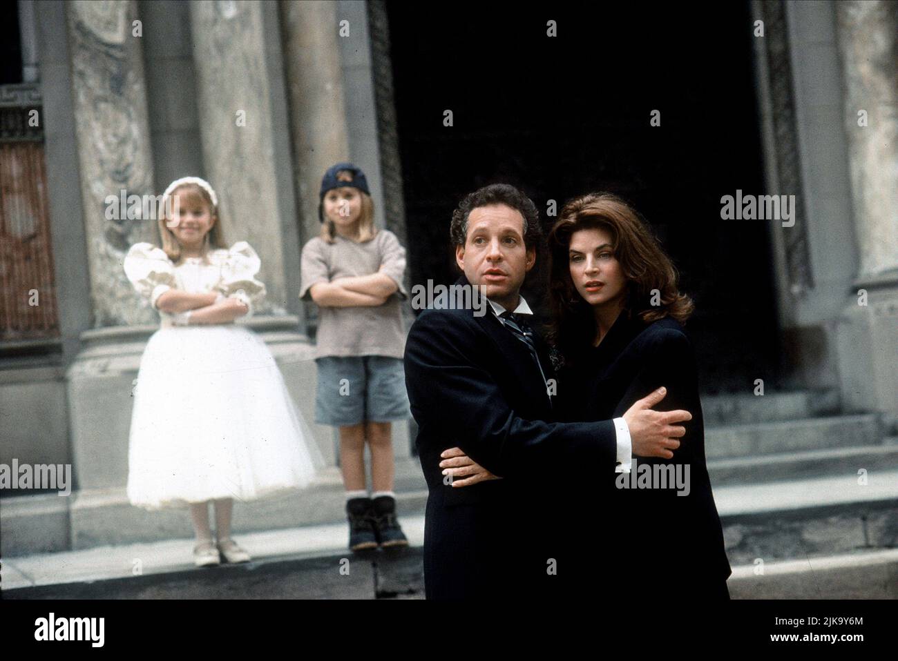 Mary-Kate Olsen, Ashley Olsen, Steve Guttenberg & Kirstie Alley Film: It Takes Two (USA 1995) Characters: Amanda Lemmon, Alyssa Callaway, Roger Callaway, Diane Barrows  Director: Andy Tennant 17 November 1995   **WARNING** This Photograph is for editorial use only and is the copyright of WARNER BROS. and/or the Photographer assigned by the Film or Production Company and can only be reproduced by publications in conjunction with the promotion of the above Film. A Mandatory Credit To WARNER BROS. is required. The Photographer should also be credited when known. No commercial use can be granted w Stock Photo