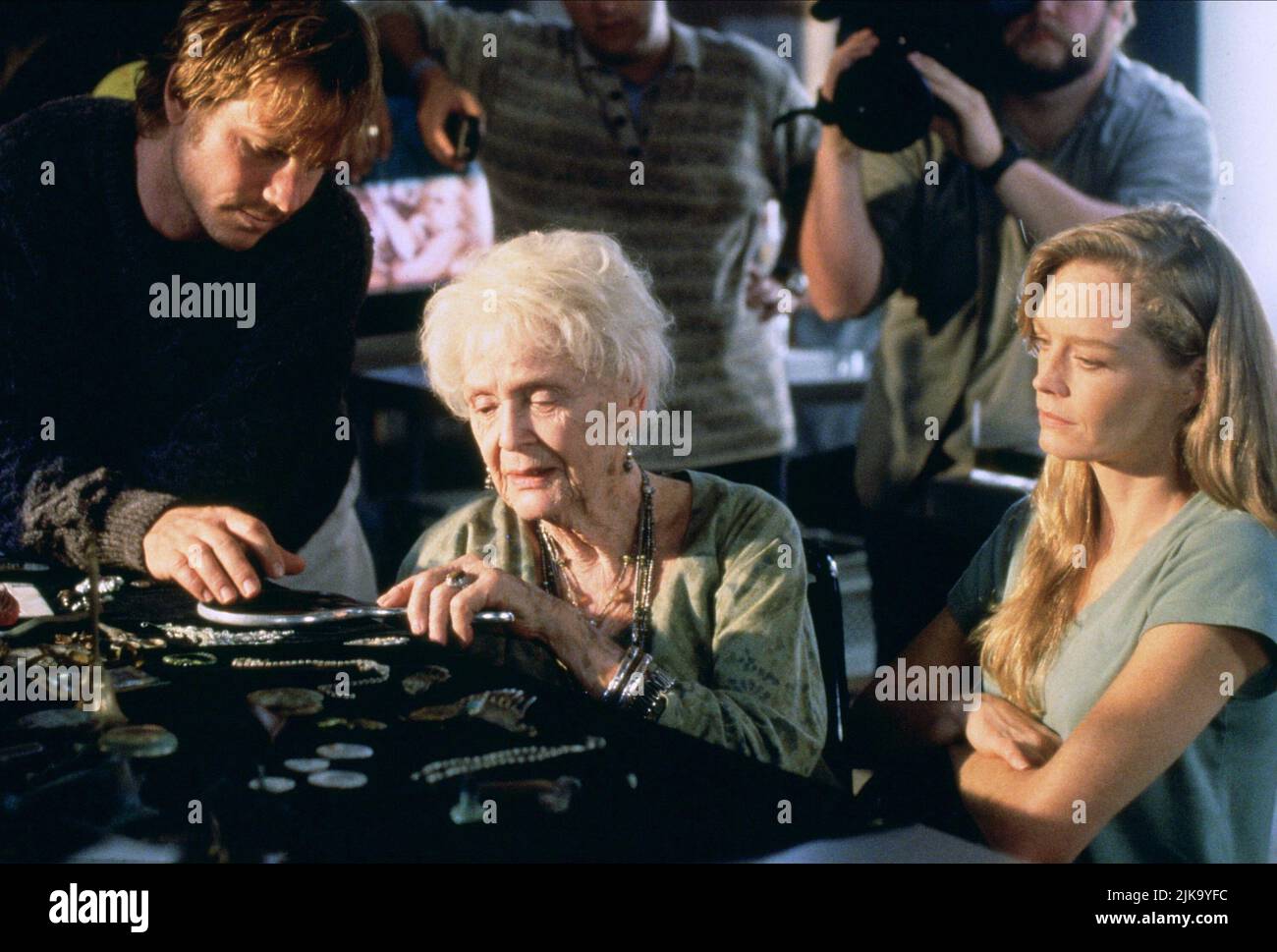 Bill Paxton, Gloria Stuart & Suzy Amis Film: Titanic (USA 1997) Characters: Brock Lovett, Old Rose, Lizzy Calvert  Director: James Cameron 01 November 1997   **WARNING** This Photograph is for editorial use only and is the copyright of 20TH CENTURY FOX and/or the Photographer assigned by the Film or Production Company and can only be reproduced by publications in conjunction with the promotion of the above Film. A Mandatory Credit To 20TH CENTURY FOX is required. The Photographer should also be credited when known. No commercial use can be granted without written authority from the Film Compan Stock Photo