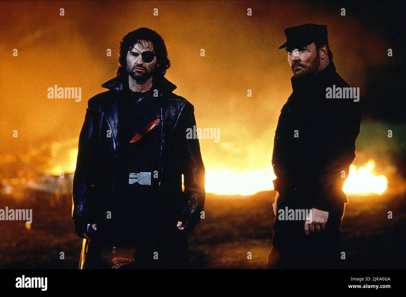 Kurt Russell & Stacy Keach Film: Escape From L.A. (USA 1996) Characters: Snake Plissken, Cmdr. Malloy  Director: John Carpenter 09 August 1996   **WARNING** This Photograph is for editorial use only and is the copyright of PARAMOUNT PICTURES and/or the Photographer assigned by the Film or Production Company and can only be reproduced by publications in conjunction with the promotion of the above Film. A Mandatory Credit To PARAMOUNT PICTURES is required. The Photographer should also be credited when known. No commercial use can be granted without written authority from the Film Company. Stock Photo