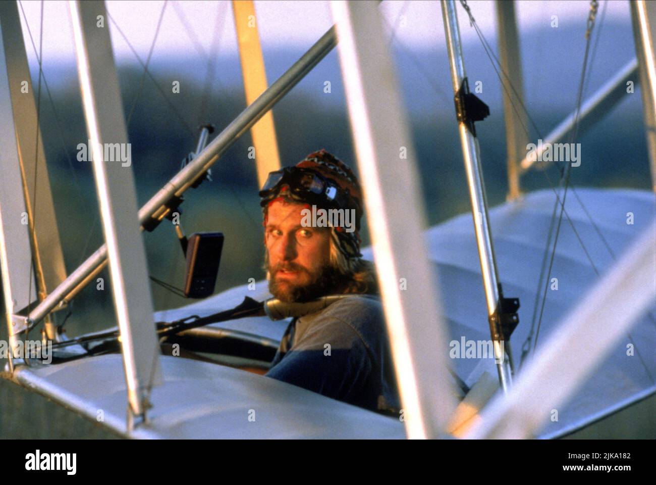 Jeff Daniels Film: Fly Away Home (1996) Characters: Thomas 'Tom' Alden  Director: Carroll Ballard 05 September 1996   **WARNING** This Photograph is for editorial use only and is the copyright of COLUMBIA and/or the Photographer assigned by the Film or Production Company and can only be reproduced by publications in conjunction with the promotion of the above Film. A Mandatory Credit To COLUMBIA is required. The Photographer should also be credited when known. No commercial use can be granted without written authority from the Film Company. Stock Photo