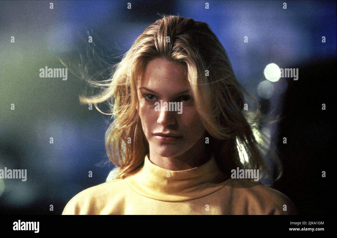 Natasha Henstridge Film: Species (USA 1995) Characters: Sil  Director: Roger Donaldson 07 July 1995   **WARNING** This Photograph is for editorial use only and is the copyright of MGM and/or the Photographer assigned by the Film or Production Company and can only be reproduced by publications in conjunction with the promotion of the above Film. A Mandatory Credit To MGM is required. The Photographer should also be credited when known. No commercial use can be granted without written authority from the Film Company. Stock Photo