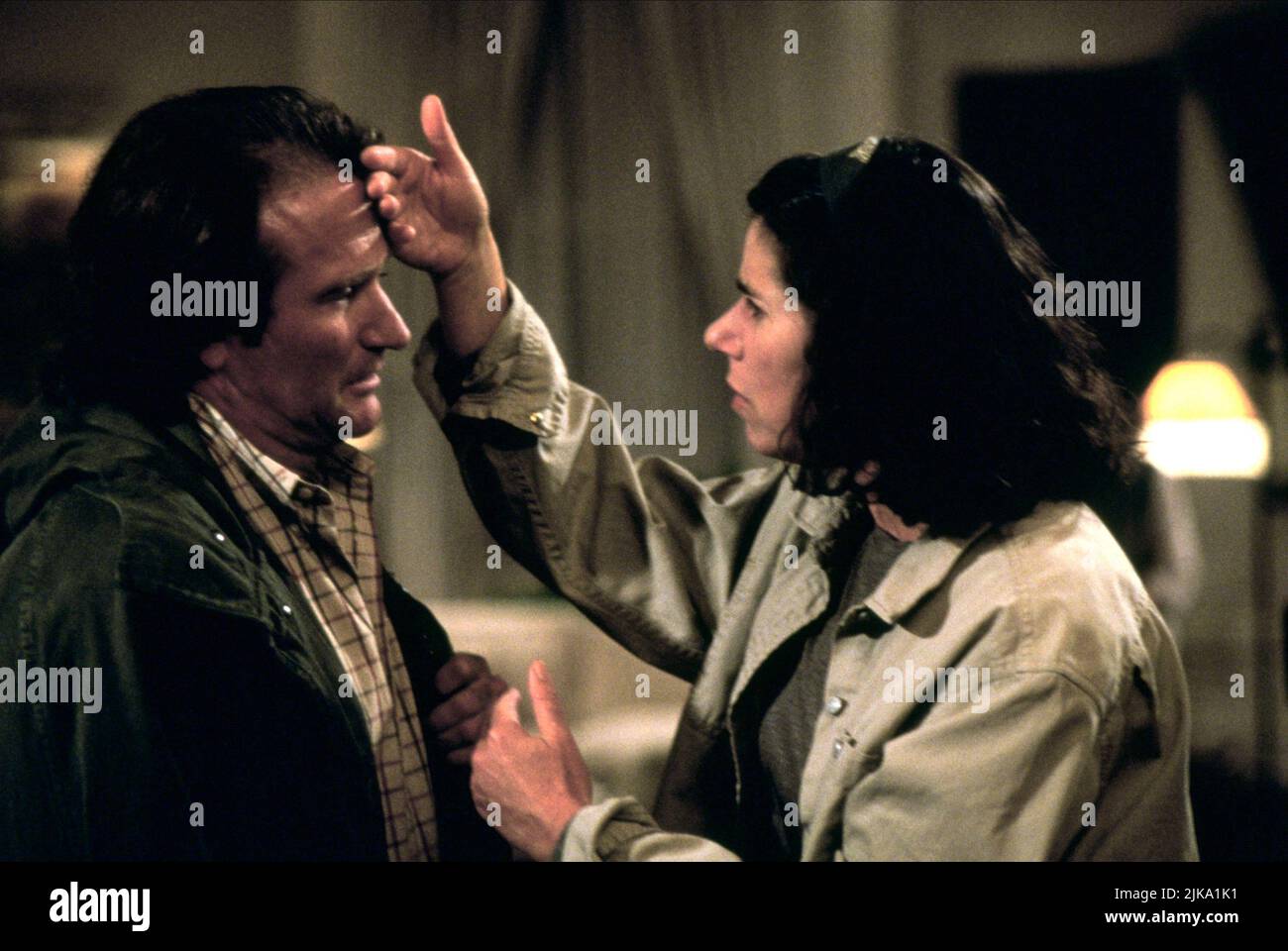 Robin Williams & Julie Kavner Film: Deconstructing Harry (USA 1997) Characters: Mel / Harry's Character & Grace / Harry's Character  Director: Woody Allen 27 August 1997   **WARNING** This Photograph is for editorial use only and is the copyright of SWEETLAND FILMS and/or the Photographer assigned by the Film or Production Company and can only be reproduced by publications in conjunction with the promotion of the above Film. A Mandatory Credit To SWEETLAND FILMS is required. The Photographer should also be credited when known. No commercial use can be granted without written authority from the Stock Photo