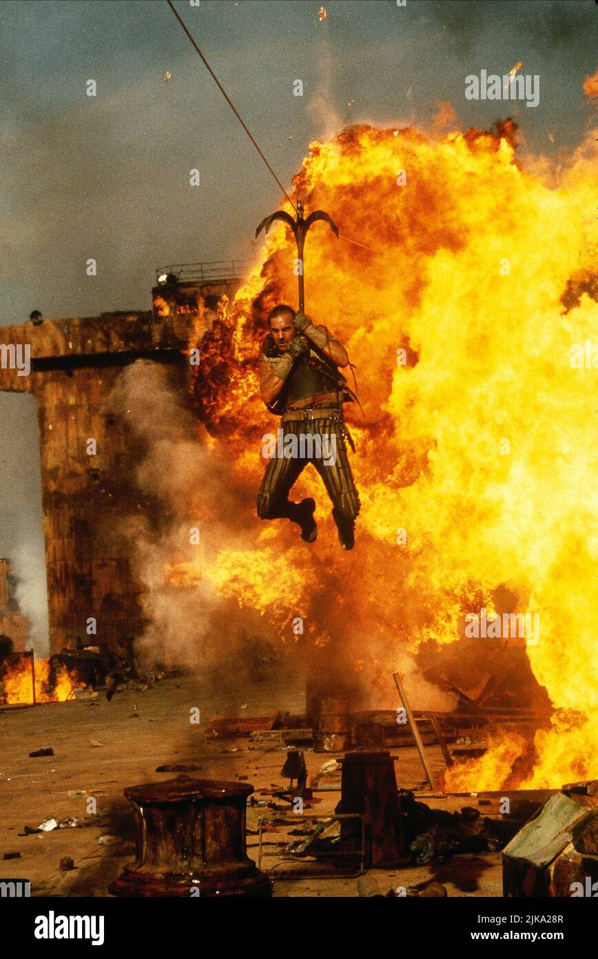 Kevin Costner  Film Waterworld (1995) Characters: Mariner  Director: Kevin Reynolds 28 July 1995   **WARNING** This Photograph is for editorial use only and is the copyright of UNIVERSAL and/or the Photographer assigned by the  Film or Production Company and can only be reproduced by publications in conjunction with the promotion of the above  Film. A Mandatory Credit To UNIVERSAL is required. The Photographer should also be credited when known. No commercial use can be granted without written authority from the  Film Company. Stock Photo