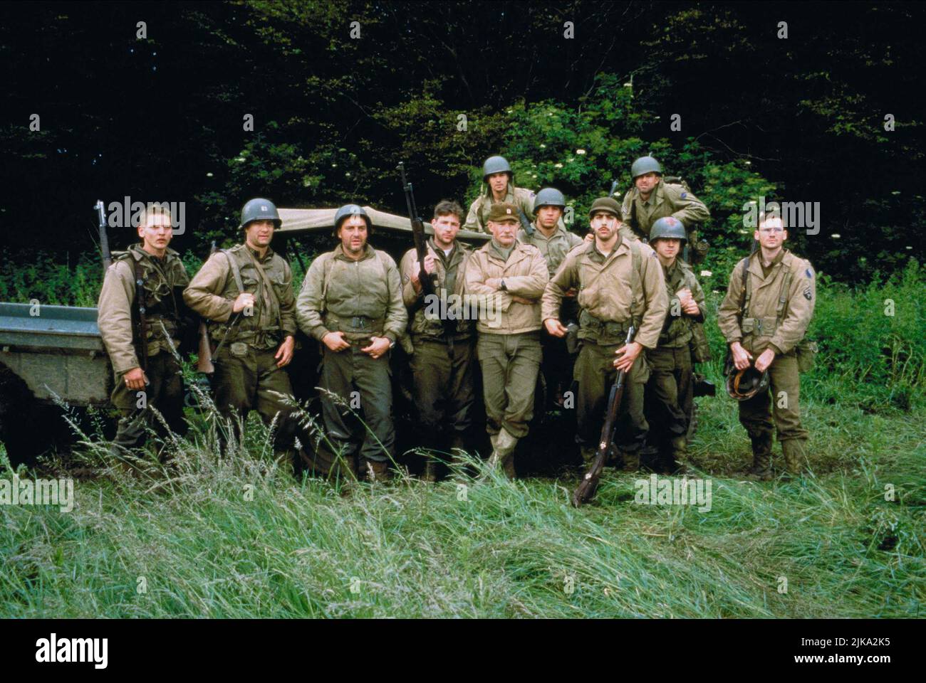 Barry Pepper, Tom Hanks, Tom Sizemore, Edward Burns, Dale Dye, Vin Diesel, Adam Goldberg, Giovanni Ribisi & Jeremy Davies Film: Saving Private Ryan (USA 1998) Characters: Pvt. Daniel Jackson,Capt. John H. Miller,Sgt. Mike Horvath,Pvt. Richard Reiben,Pvt. Adrian Caparzo,Pvt. Stanley Mellish,T-4 Medic Irwin Wade,Cpl. Timothy P. Upham  Director: Steven Spielberg 21 July 1998   **WARNING** This Photograph is for editorial use only and is the copyright of DREAMWORKSPARAMOUNT PICTURES and/or the Photographer assigned by the Film or Production Company and can only be reproduced by publications in co Stock Photo