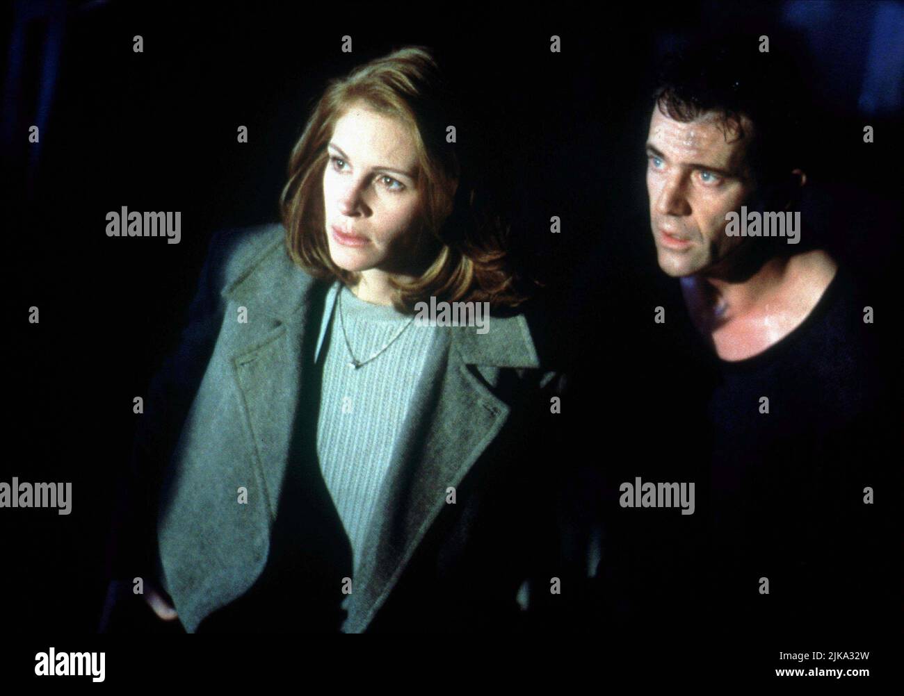 Julia Roberts & Mel Gibson Film: Conspiracy Theory (USA 1997) Characters: Alice Sutton & Jerry Fletcher  Director: Richard Donner 04 August 1997   **WARNING** This Photograph is for editorial use only and is the copyright of WARNER BROS. and/or the Photographer assigned by the Film or Production Company and can only be reproduced by publications in conjunction with the promotion of the above Film. A Mandatory Credit To WARNER BROS. is required. The Photographer should also be credited when known. No commercial use can be granted without written authority from the Film Company. Stock Photo