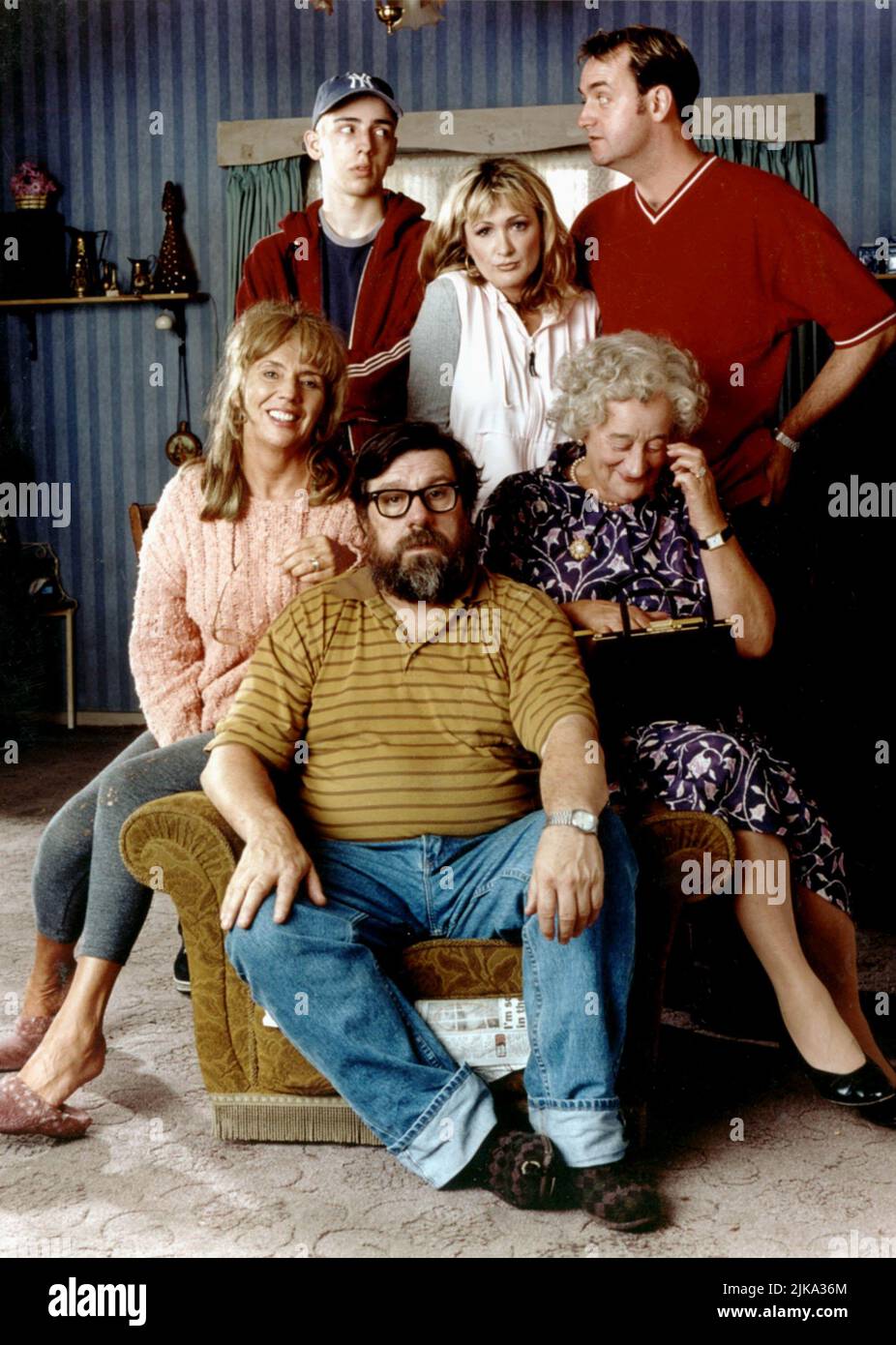 Caroline Aherne, Ralf Little, Craig Cash, Sue Johnston, Liz Smith & Ricky Tomlinson Television: The Royle Family (TV-Serie) Characters: Denise Best,Antony Royle,Dave Best,Barbara Royle,Norma Speakman & Jim Royle  Uk 1998–2012, 14 September 1998   **WARNING** This Photograph is for editorial use only and is the copyright of GRANADA TELEVISION and/or the Photographer assigned by the Film or Production Company and can only be reproduced by publications in conjunction with the promotion of the above Film. A Mandatory Credit To GRANADA TELEVISION is required. The Photographer should also be credite Stock Photo