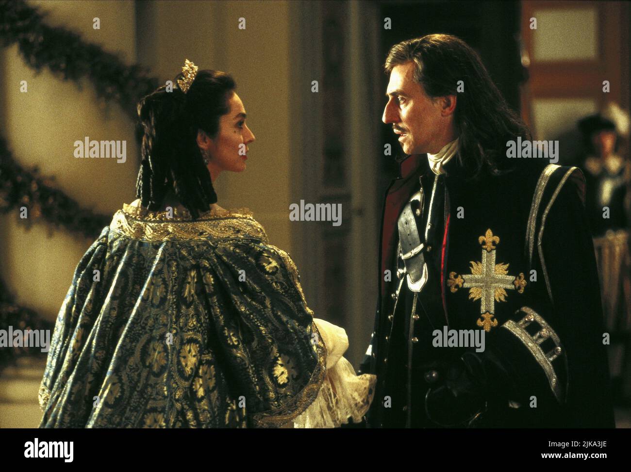 Anne Parillaud & Gabriel Byrne Film: The Man In The Iron Mask (USA/FR 1998) Characters: Queen Mother Anne & D'Artagnan  Director: Randall Wallace 13 March 1998   **WARNING** This Photograph is for editorial use only and is the copyright of UNITED ARTISTS and/or the Photographer assigned by the Film or Production Company and can only be reproduced by publications in conjunction with the promotion of the above Film. A Mandatory Credit To UNITED ARTISTS is required. The Photographer should also be credited when known. No commercial use can be granted without written authority from the Film Compan Stock Photo