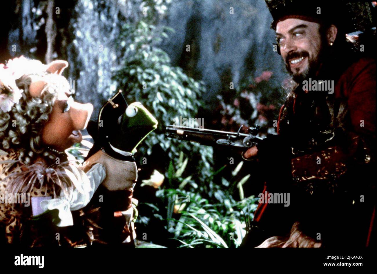 Miss Piggy, Kermit & Tim Curry Film: Muppet Treasure Island (1997) Characters: , & Long John Silver  Director: Brian Henson 16 February 1996   **WARNING** This Photograph is for editorial use only and is the copyright of WALT DISNEY and/or the Photographer assigned by the Film or Production Company and can only be reproduced by publications in conjunction with the promotion of the above Film. A Mandatory Credit To WALT DISNEY is required. The Photographer should also be credited when known. No commercial use can be granted without written authority from the Film Company. Stock Photo