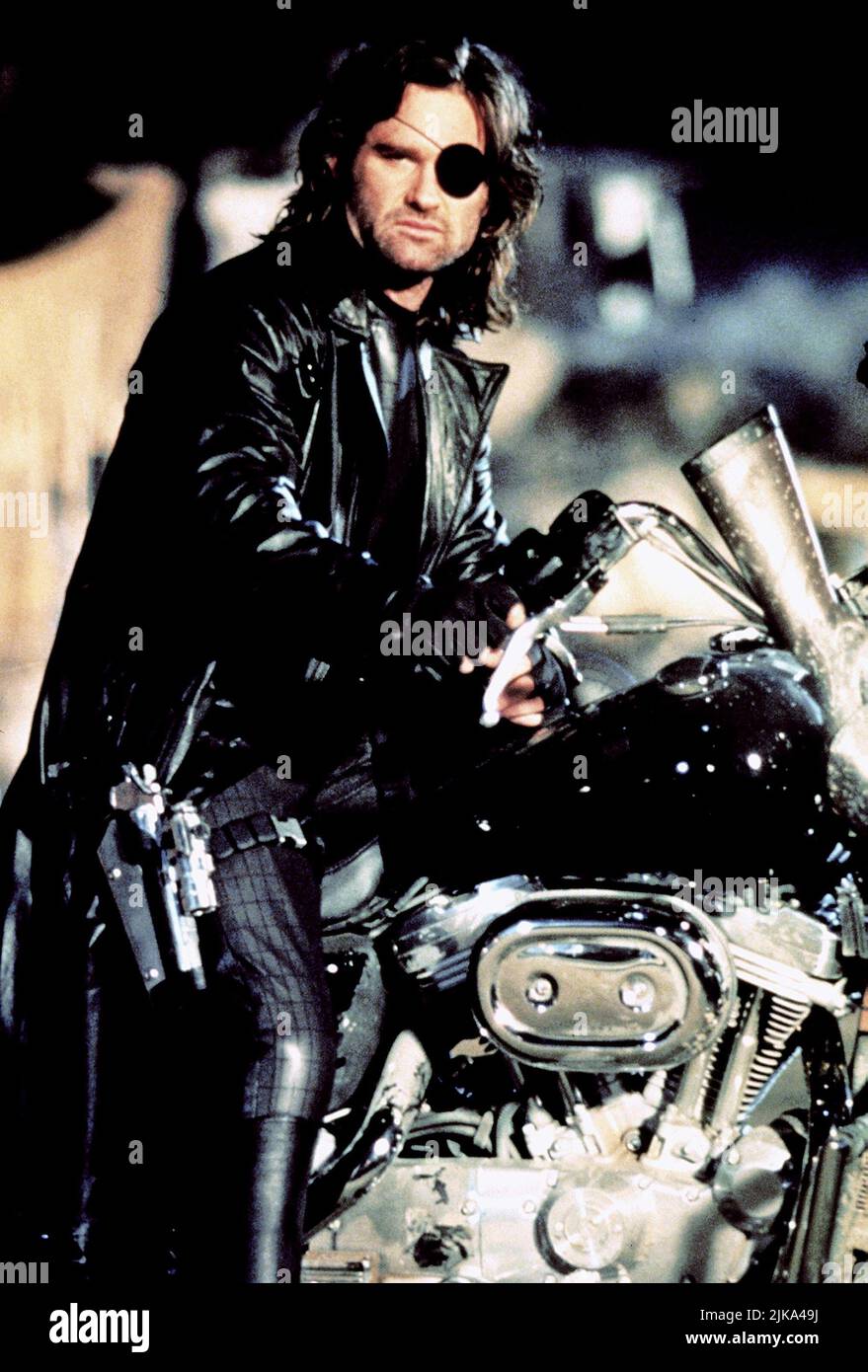 Kurt Russell Film: Escape From L.A. (USA 1996) Characters: Snake Plissken  Director: John Carpenter 09 August 1996   **WARNING** This Photograph is for editorial use only and is the copyright of PARAMOUNT PICTURES and/or the Photographer assigned by the Film or Production Company and can only be reproduced by publications in conjunction with the promotion of the above Film. A Mandatory Credit To PARAMOUNT PICTURES is required. The Photographer should also be credited when known. No commercial use can be granted without written authority from the Film Company. Stock Photo
