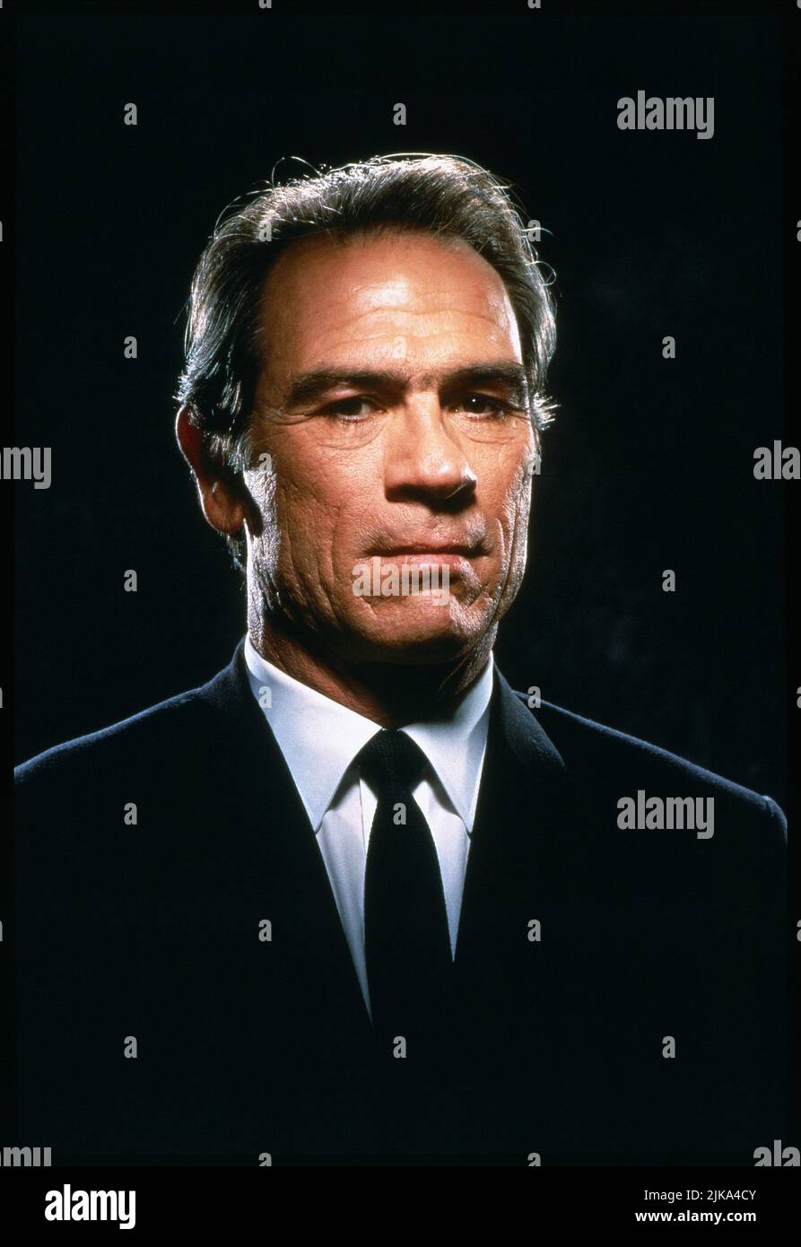 Tommy Lee Jones Film: Men In Black (USA 1997) Characters: James Edwards & Agent K (Kay)  Director: Barry Sonnenfeld 02 July 1997   **WARNING** This Photograph is for editorial use only and is the copyright of COLUMBIA PICTURES and/or the Photographer assigned by the Film or Production Company and can only be reproduced by publications in conjunction with the promotion of the above Film. A Mandatory Credit To COLUMBIA PICTURES is required. The Photographer should also be credited when known. No commercial use can be granted without written authority from the Film Company. Stock Photo