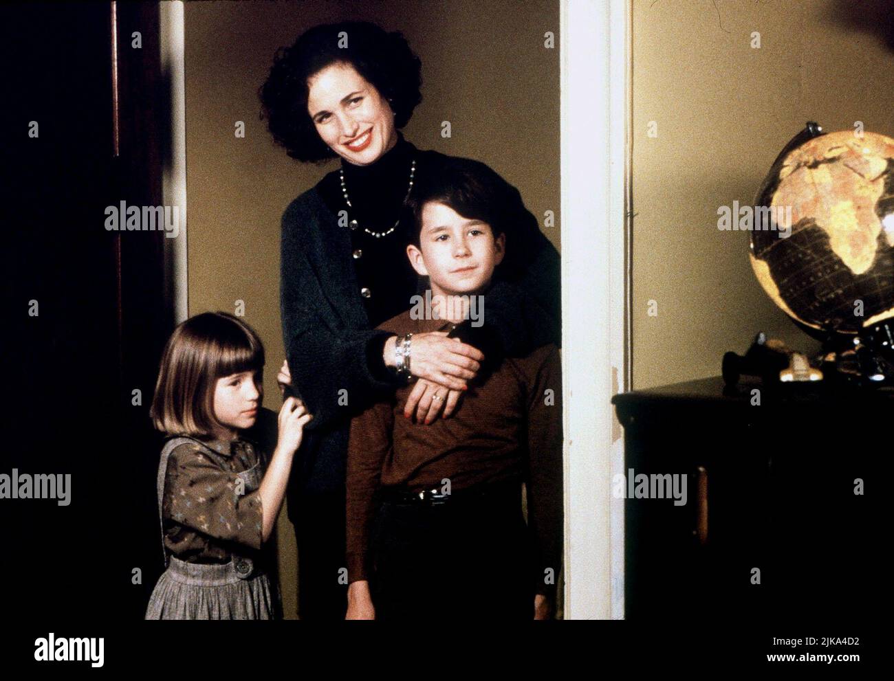 Kendra Krull, Andie Macdowell & Nathan Watt Film: Unstrung Heroes (1998) Characters: Sandy Lidz,Selma Lidz & Steven / Franz Lidz  Director: Diane Keaton 09 September 1995   **WARNING** This Photograph is for editorial use only and is the copyright of BUENA VISTA and/or the Photographer assigned by the Film or Production Company and can only be reproduced by publications in conjunction with the promotion of the above Film. A Mandatory Credit To BUENA VISTA is required. The Photographer should also be credited when known. No commercial use can be granted without written authority from the Film C Stock Photo