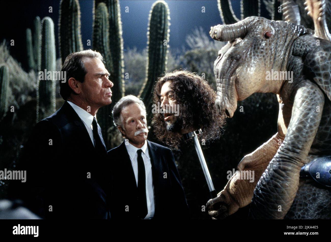 Tommy Lee Jones, Richard Hamilton & Sergio Calderon Film: Men In Black (USA 1997) Characters: Agent K (Kay) & Agent D (K's first Partner)  Director: Barry Sonnenfeld 02 July 1997   **WARNING** This Photograph is for editorial use only and is the copyright of COLUMBIA PICTURES and/or the Photographer assigned by the Film or Production Company and can only be reproduced by publications in conjunction with the promotion of the above Film. A Mandatory Credit To COLUMBIA PICTURES is required. The Photographer should also be credited when known. No commercial use can be granted without written autho Stock Photo