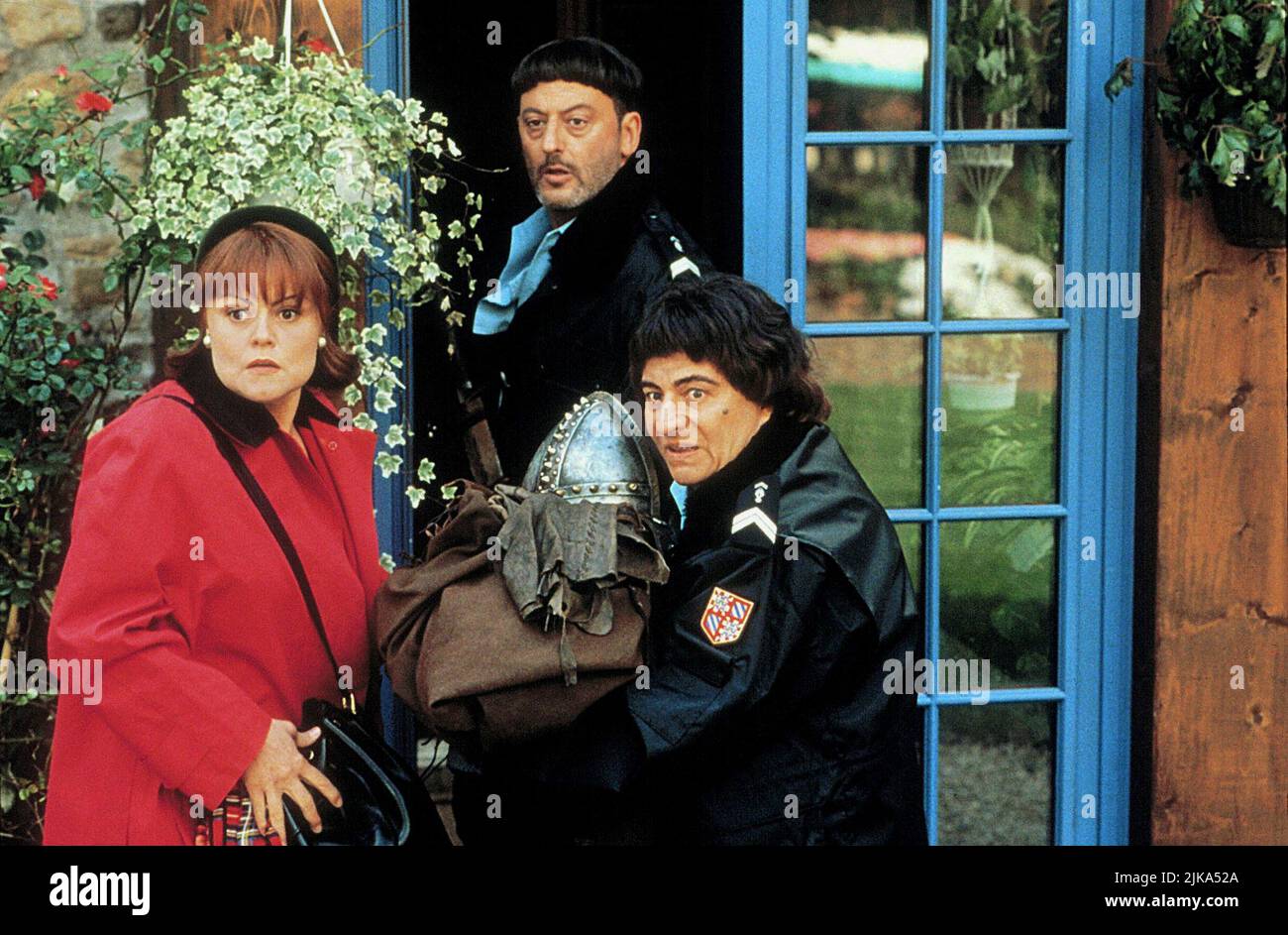 Muriel Robin, Jean Reno & Christian Clavier Film: Corridors Of Time: Visitors Ii (1998) Characters: Frenegonde,Comte Godefroy de Montmirail, dit Godefroy le Hardi & Jacquouille la Fripouille  Director: Jean-Marie Poire 11 February 1998   **WARNING** This Photograph is for editorial use only and is the copyright of LE STUDIO CANAL and/or the Photographer assigned by the Film or Production Company and can only be reproduced by publications in conjunction with the promotion of the above Film. A Mandatory Credit To LE STUDIO CANAL is required. The Photographer should also be credited when known. N Stock Photo