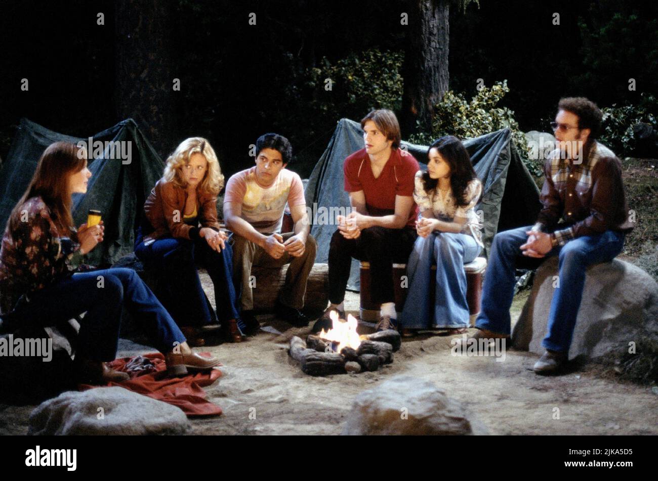Laura Prepon, Lisa Robin Kelly, Wilmer Valderrama, Ashton Kutcher, Mila Kunis & Danny Masterson Television: That '70s Show (TV-Serie) Characters: Donna Pinciotti,Laurie Forman,Fez,Michael Kelso,Jackie Burkhart & Steven Hyde  Usa 1998–2006, 23 August 1998   **WARNING** This Photograph is for editorial use only and is the copyright of FOX NETWORK and/or the Photographer assigned by the Film or Production Company and can only be reproduced by publications in conjunction with the promotion of the above Film. A Mandatory Credit To FOX NETWORK is required. The Photographer should also be credited wh Stock Photo