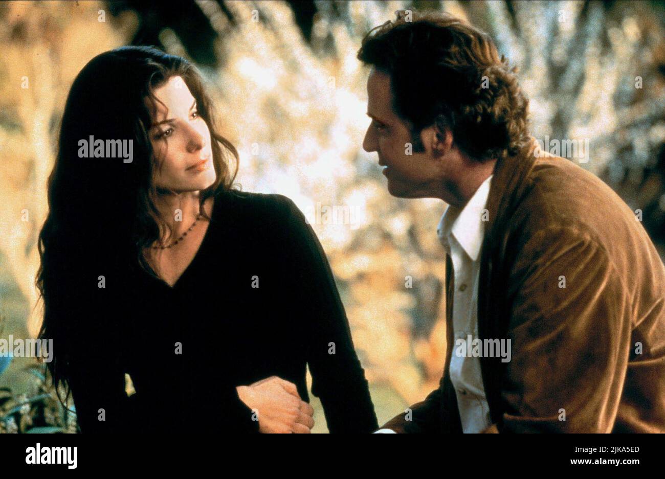 Sandra Bullock & Aidan Quinn Film: Practical Magic (USA/AUS 1998) Characters: Sally Owens & Officer Gary Hallet  Director: Griffin Dunne 16 October 1998   **WARNING** This Photograph is for editorial use only and is the copyright of WARNER BROS. and/or the Photographer assigned by the Film or Production Company and can only be reproduced by publications in conjunction with the promotion of the above Film. A Mandatory Credit To WARNER BROS. is required. The Photographer should also be credited when known. No commercial use can be granted without written authority from the Film Company. Stock Photo