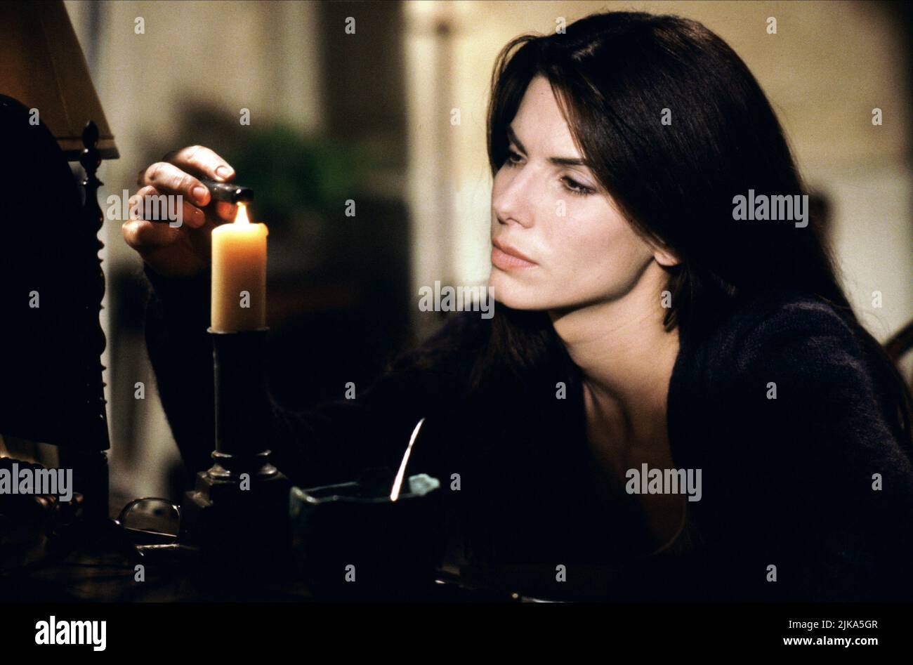 Sandra Bullock Film: Practical Magic (USA/AUS 1998) Characters: Sally Owens  Director: Griffin Dunne 16 October 1998   **WARNING** This Photograph is for editorial use only and is the copyright of WARNER BROS. and/or the Photographer assigned by the Film or Production Company and can only be reproduced by publications in conjunction with the promotion of the above Film. A Mandatory Credit To WARNER BROS. is required. The Photographer should also be credited when known. No commercial use can be granted without written authority from the Film Company. Stock Photo