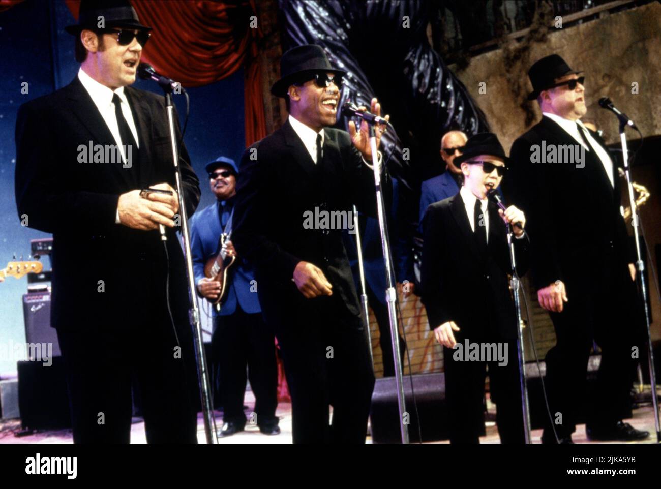 Dan Aykroyd, Joe Morton, J.Evan Bonifant & John Goodman Film: Blues Brothers 2000 (1995) Characters: Elwood Blues,Cabel Chamberlain, & Mighty Mack McTeer  Director: John Landis 06 February 1998   **WARNING** This Photograph is for editorial use only and is the copyright of UNIVERSAL PICTURES and/or the Photographer assigned by the Film or Production Company and can only be reproduced by publications in conjunction with the promotion of the above Film. A Mandatory Credit To UNIVERSAL PICTURES is required. The Photographer should also be credited when known. No commercial use can be granted with Stock Photo