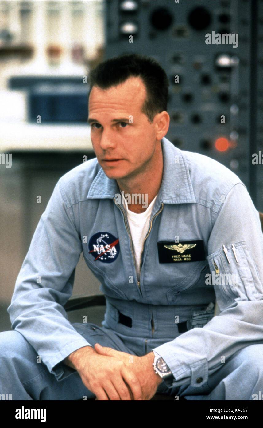 Bill Paxton Film: Apollo 13 (USA 1995) Characters: Fred Haise  Director: Ron Howard 22 June 1995   **WARNING** This Photograph is for editorial use only and is the copyright of UNIVERSAL and/or the Photographer assigned by the Film or Production Company and can only be reproduced by publications in conjunction with the promotion of the above Film. A Mandatory Credit To UNIVERSAL is required. The Photographer should also be credited when known. No commercial use can be granted without written authority from the Film Company. Stock Photo