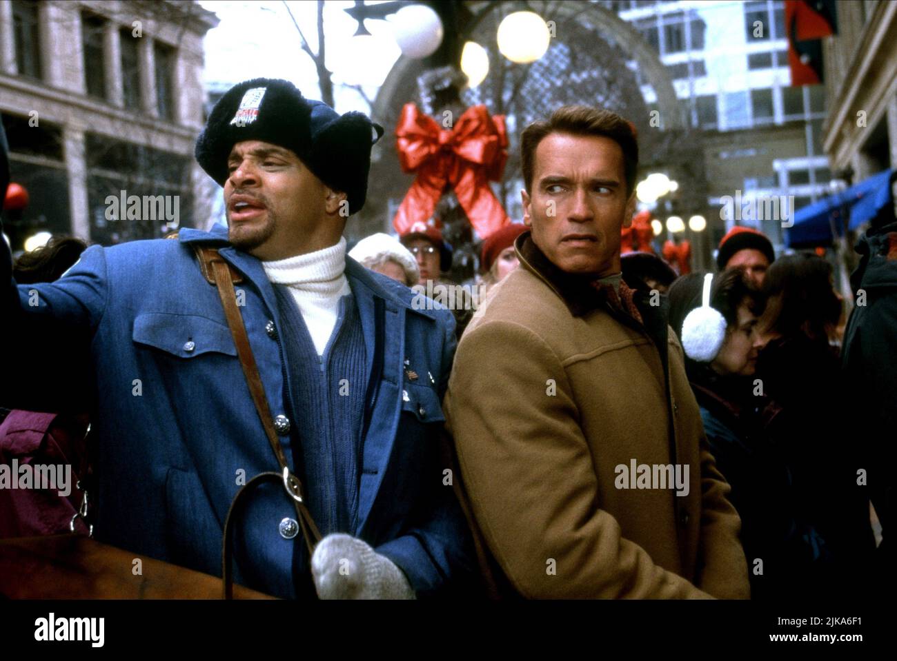 Sinbad & Arnold Schwarzenegger Film: Jingle All The Way (USA 1996) Characters: Myron Larabee, Howard Langston  Director: Brian Levant 16 November 1996   **WARNING** This Photograph is for editorial use only and is the copyright of 20TH CENTURY FOX and/or the Photographer assigned by the Film or Production Company and can only be reproduced by publications in conjunction with the promotion of the above Film. A Mandatory Credit To 20TH CENTURY FOX is required. The Photographer should also be credited when known. No commercial use can be granted without written authority from the Film Company. Stock Photo