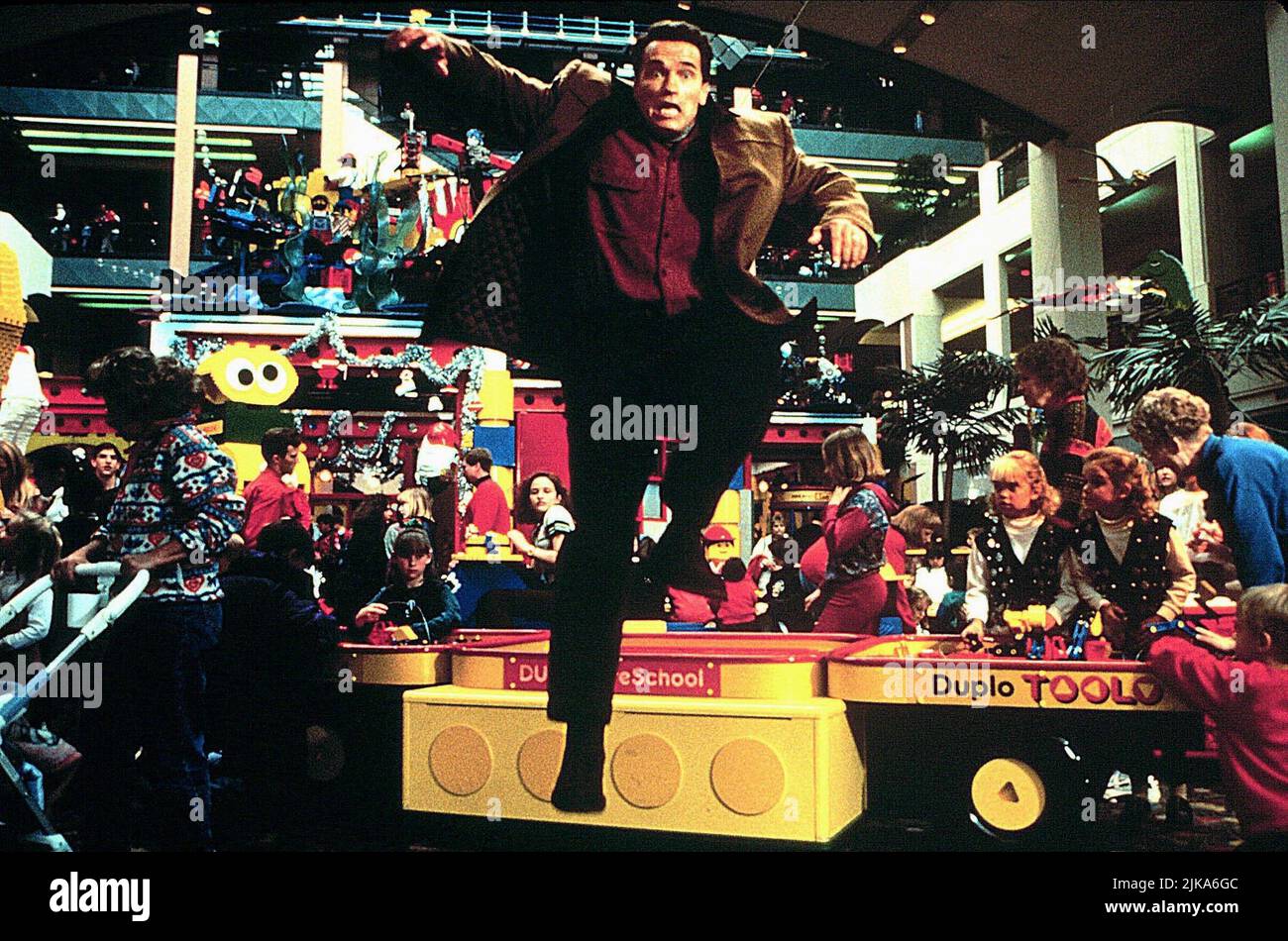 Arnold Schwarzenegger Film: Jingle All The Way (USA 1996) Characters: Howard Langsto  Director: Brian Levant 16 November 1996   **WARNING** This Photograph is for editorial use only and is the copyright of 20TH CENTURY FOX and/or the Photographer assigned by the Film or Production Company and can only be reproduced by publications in conjunction with the promotion of the above Film. A Mandatory Credit To 20TH CENTURY FOX is required. The Photographer should also be credited when known. No commercial use can be granted without written authority from the Film Company. Stock Photo