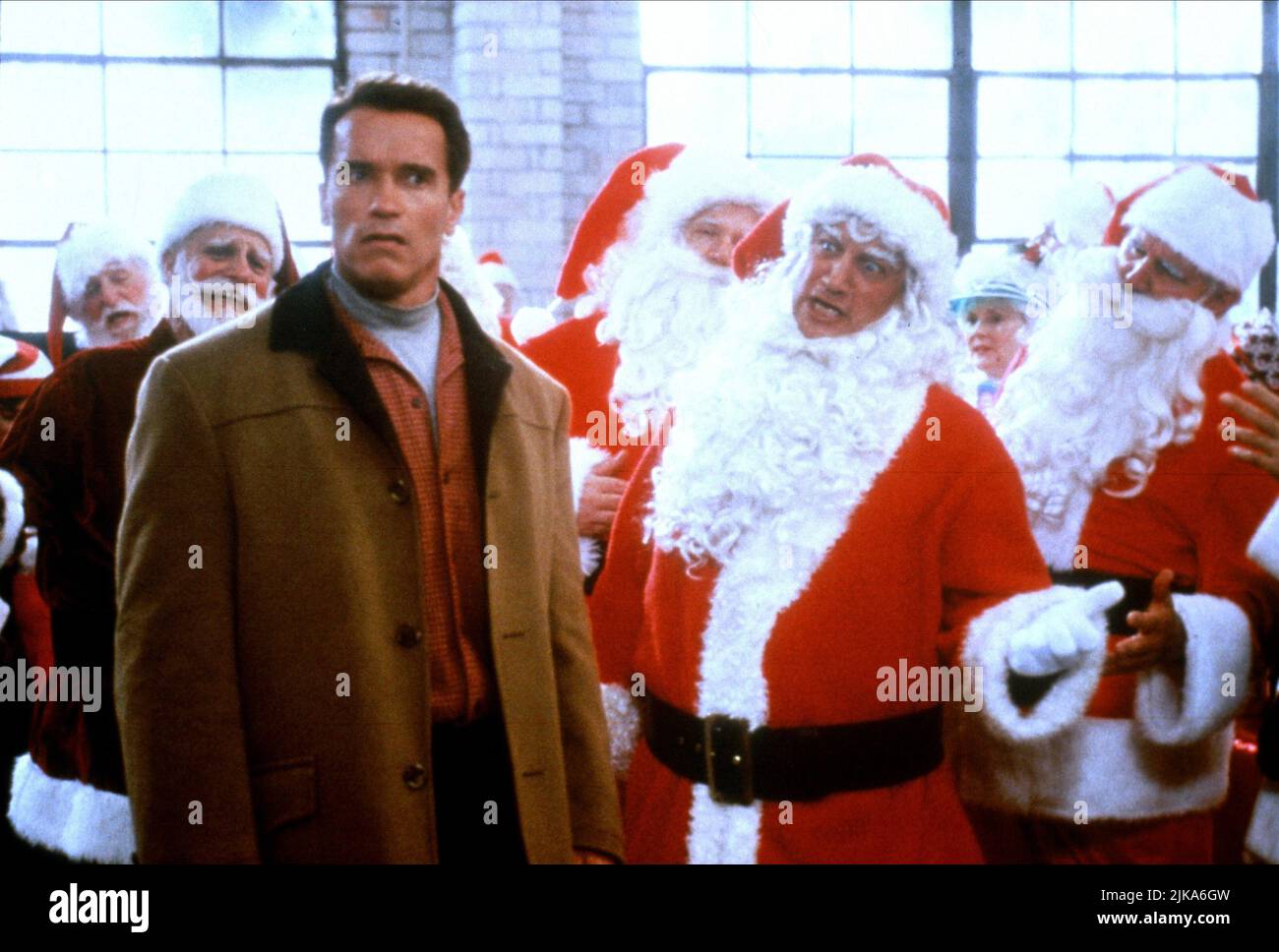 Arnold Schwarzenegger & James Belushi Film: Jingle All The Way (USA 1996) Characters: Howard Langston, Mall Santa  Director: Brian Levant 16 November 1996   **WARNING** This Photograph is for editorial use only and is the copyright of 20TH CENTURY FOX and/or the Photographer assigned by the Film or Production Company and can only be reproduced by publications in conjunction with the promotion of the above Film. A Mandatory Credit To 20TH CENTURY FOX is required. The Photographer should also be credited when known. No commercial use can be granted without written authority from the Film Company Stock Photo