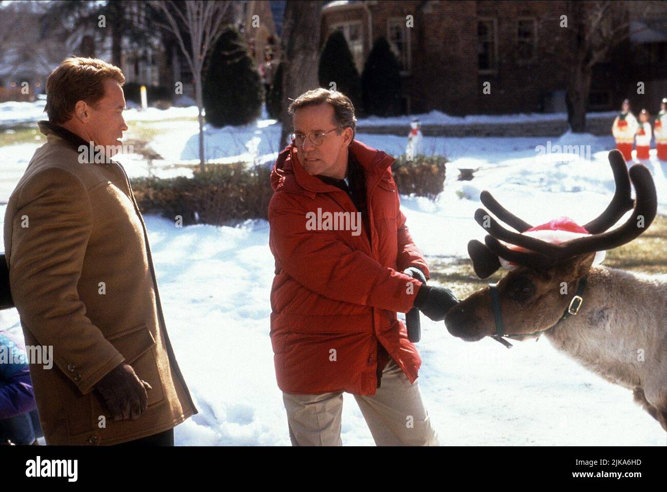 Arnold Schwarzenegger & Phil Hartman Film: Jingle All The Way (USA 1996) Characters: Howard Langston, Ted Maltin  Director: Brian Levant 16 November 1996   **WARNING** This Photograph is for editorial use only and is the copyright of 20TH CENTURY FOX and/or the Photographer assigned by the Film or Production Company and can only be reproduced by publications in conjunction with the promotion of the above Film. A Mandatory Credit To 20TH CENTURY FOX is required. The Photographer should also be credited when known. No commercial use can be granted without written authority from the Film Company. Stock Photo