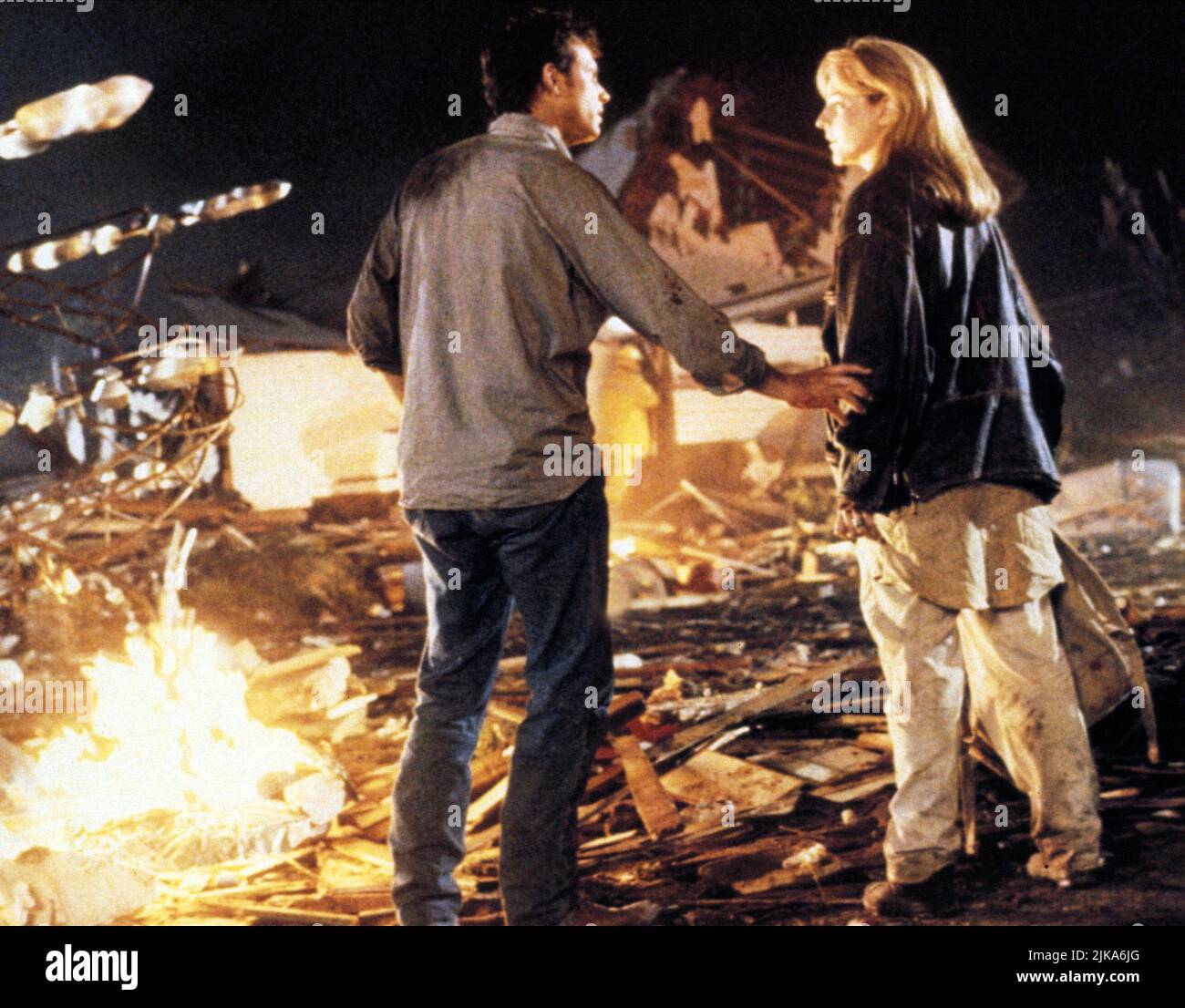 Bill Paxton & Helen Hunt Film: Twister (USA 1996) Characters: BILL HARDING, DR. JO HARDING  Director: Jan De Bont 10 May 1996   **WARNING** This Photograph is for editorial use only and is the copyright of UNIVERSAL PICTURES and/or the Photographer assigned by the Film or Production Company and can only be reproduced by publications in conjunction with the promotion of the above Film. A Mandatory Credit To UNIVERSAL PICTURES is required. The Photographer should also be credited when known. No commercial use can be granted without written authority from the Film Company. Stock Photo
