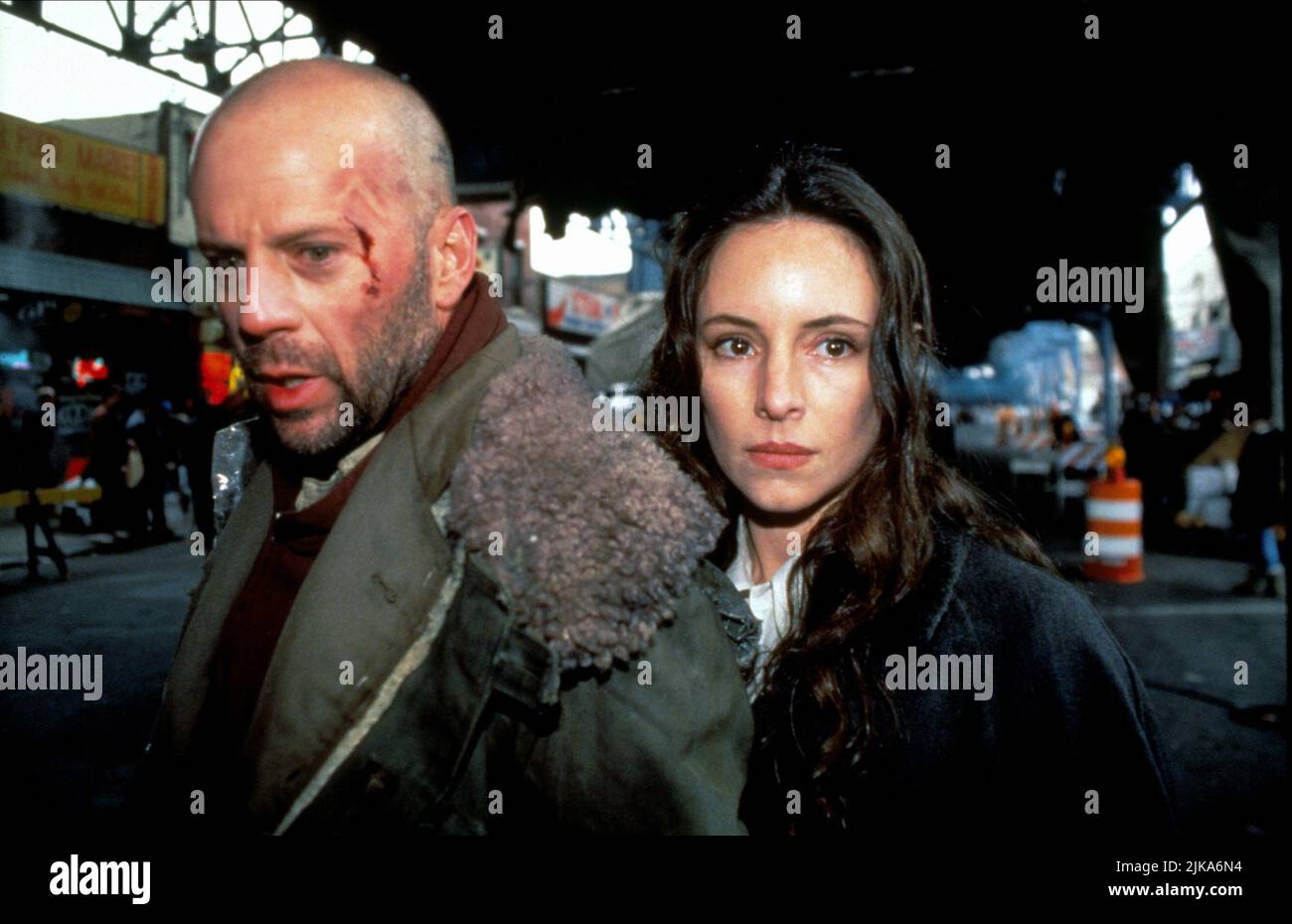 Bruce Willis & Madeleine Stowe Film: Twelve Monkeys; 12 Monkeys (USA 1995) Characters: James Cole, Kathryn Railly  Director: Terry Gilliam 27 December 1995   **WARNING** This Photograph is for editorial use only and is the copyright of UNIVERSAL and/or the Photographer assigned by the Film or Production Company and can only be reproduced by publications in conjunction with the promotion of the above Film. A Mandatory Credit To UNIVERSAL is required. The Photographer should also be credited when known. No commercial use can be granted without written authority from the Film Company. Stock Photo