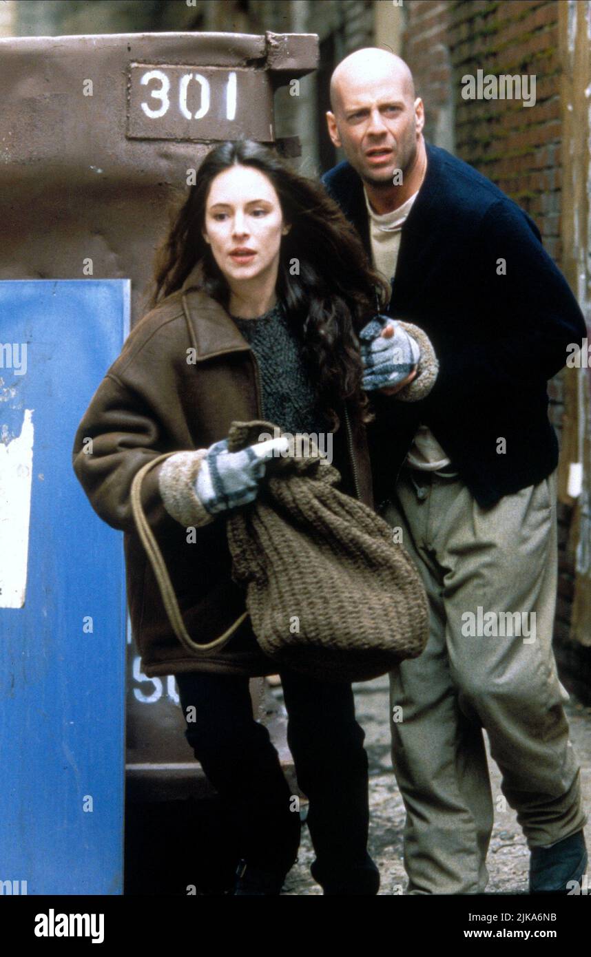 Madeleine Stowe & Bruce Willis Film: Twelve Monkeys; 12 Monkeys (USA 1995) Characters: Kathryn Railly, James Cole  Director: Terry Gilliam 27 December 1995   **WARNING** This Photograph is for editorial use only and is the copyright of UNIVERSAL and/or the Photographer assigned by the Film or Production Company and can only be reproduced by publications in conjunction with the promotion of the above Film. A Mandatory Credit To UNIVERSAL is required. The Photographer should also be credited when known. No commercial use can be granted without written authority from the Film Company. Stock Photo