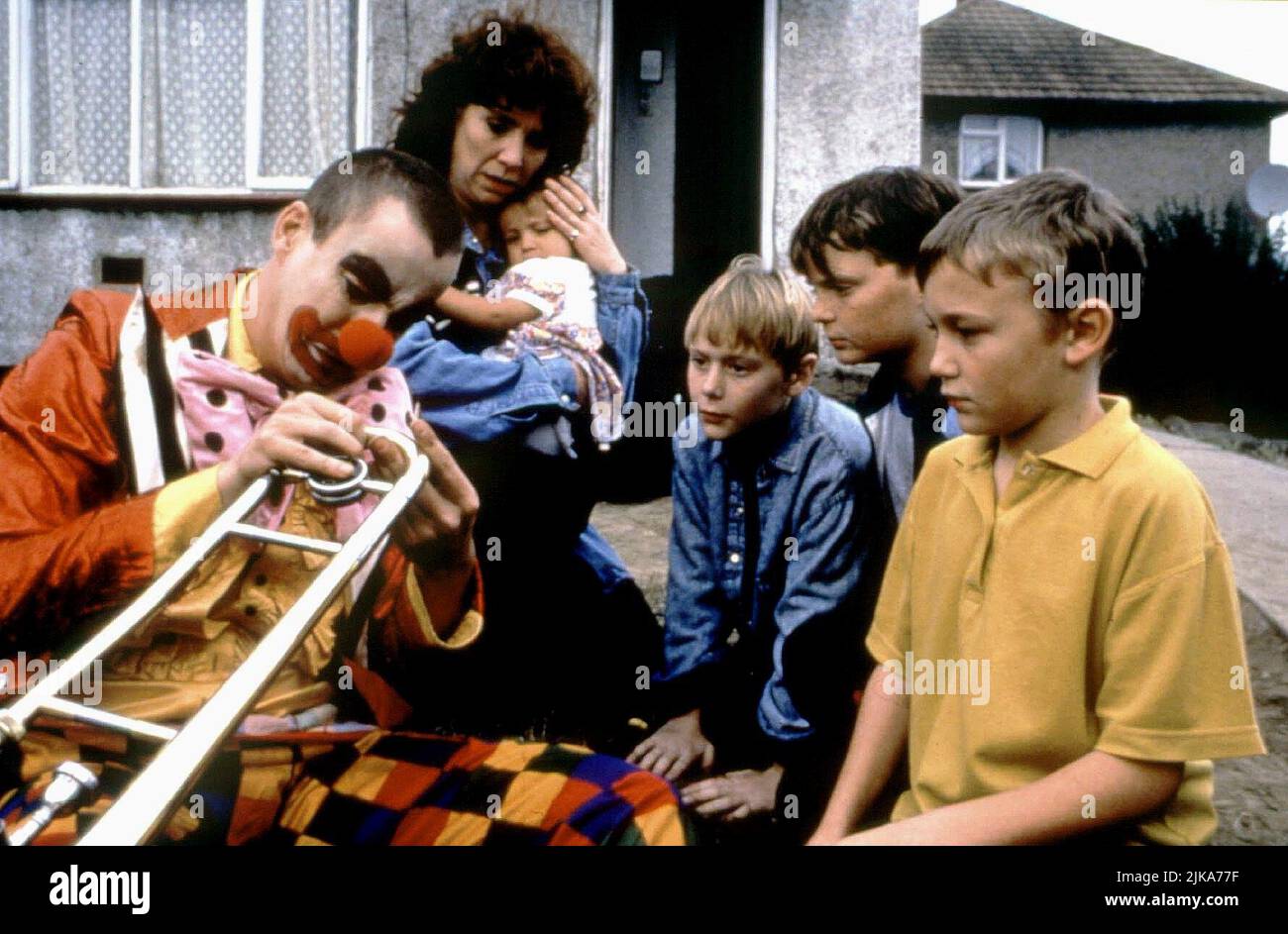 Stephen Tompkinson & Melanie Hill Film: Brassed Off (1997) Characters: Phil & Sandra  Director: Mark Herman 01 November 1996   **WARNING** This Photograph is for editorial use only and is the copyright of CHANNEL FOUR and/or the Photographer assigned by the Film or Production Company and can only be reproduced by publications in conjunction with the promotion of the above Film. A Mandatory Credit To CHANNEL FOUR is required. The Photographer should also be credited when known. No commercial use can be granted without written authority from the Film Company. Stock Photo
