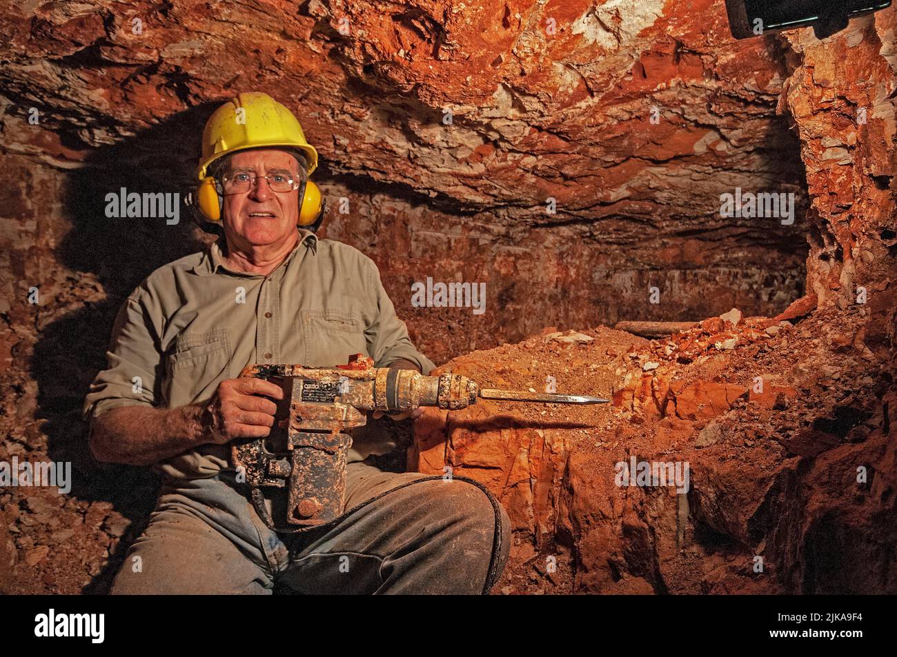 Grahame McMahon, retired Anglican clergyman now opal miner underground in his mine at Lightning Ridge Stock Photo