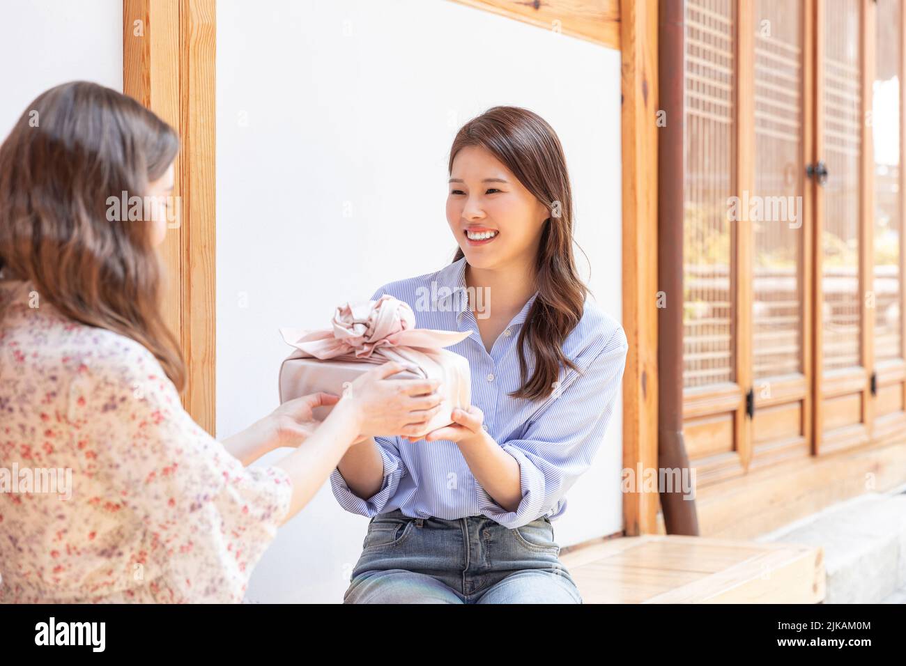 Experience Hanok, Korean traditional house Korean and Caucasian girls