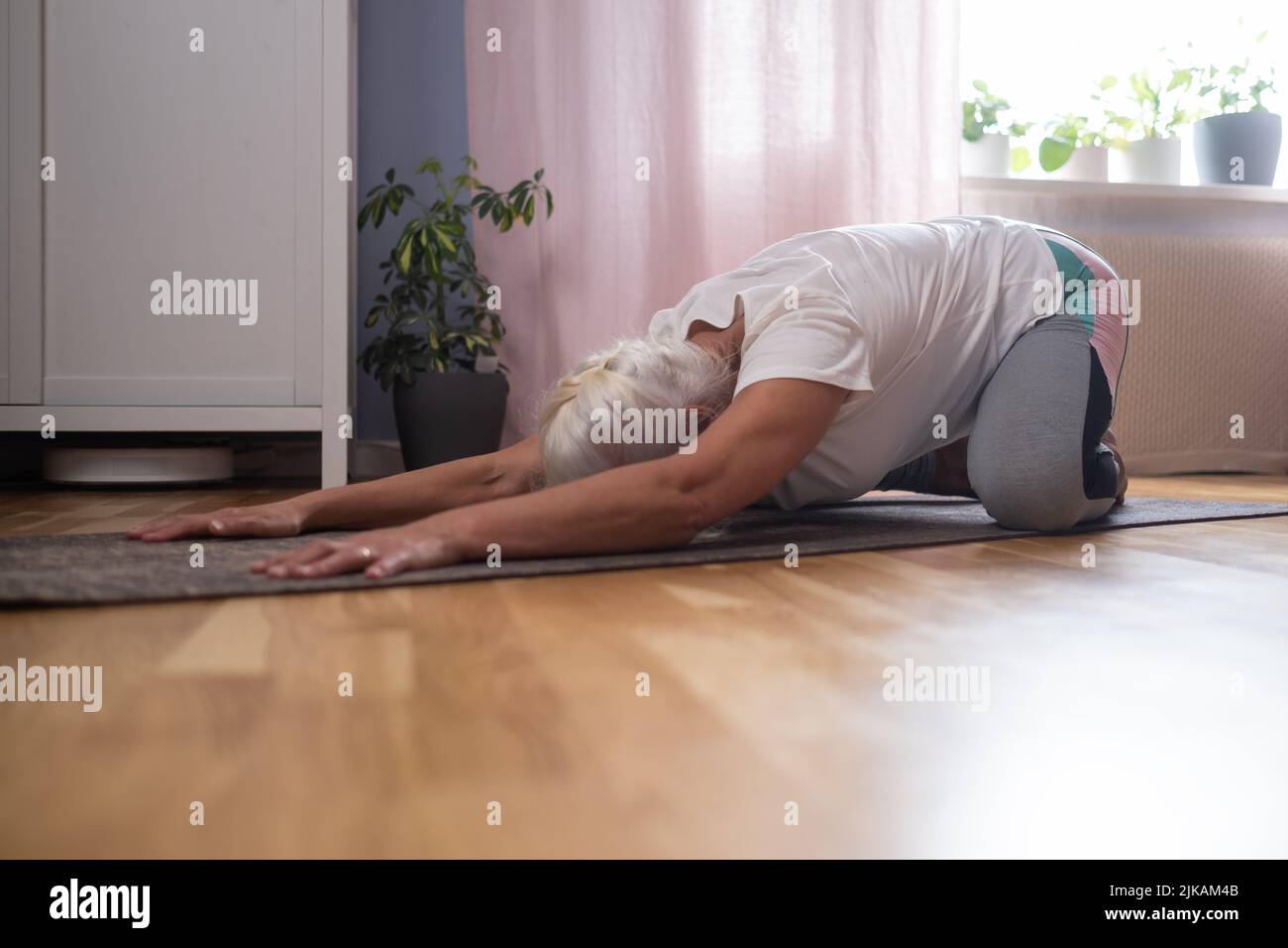 Kneeling asana hi-res stock photography and images - Alamy