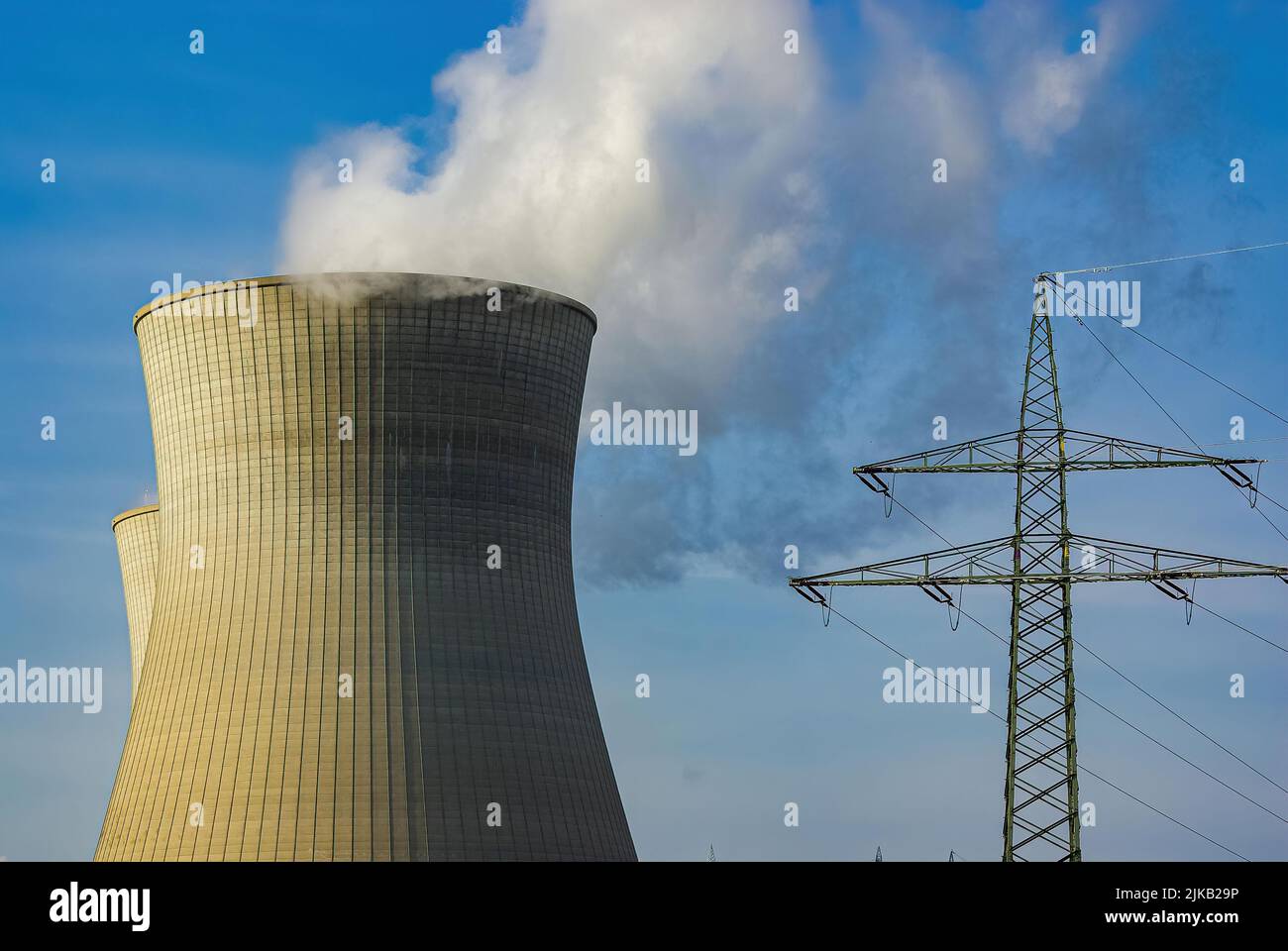 Kühlturm eines Wärmekraftwerks am Beispiel des Atomkraftwerks Gundremmingen, Bayern, Deutschland. Cooling tower of a thermal power plant using the exa Stock Photo