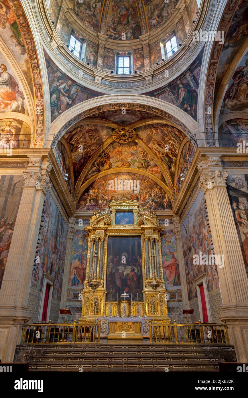 VALENCIA, SPAIN - FEBRUARY 15, 2022:  The presbytery and main alatar of church Iglesia del Patriarca designed by Bartolome Matarana (1597 - 1605) Stock Photo