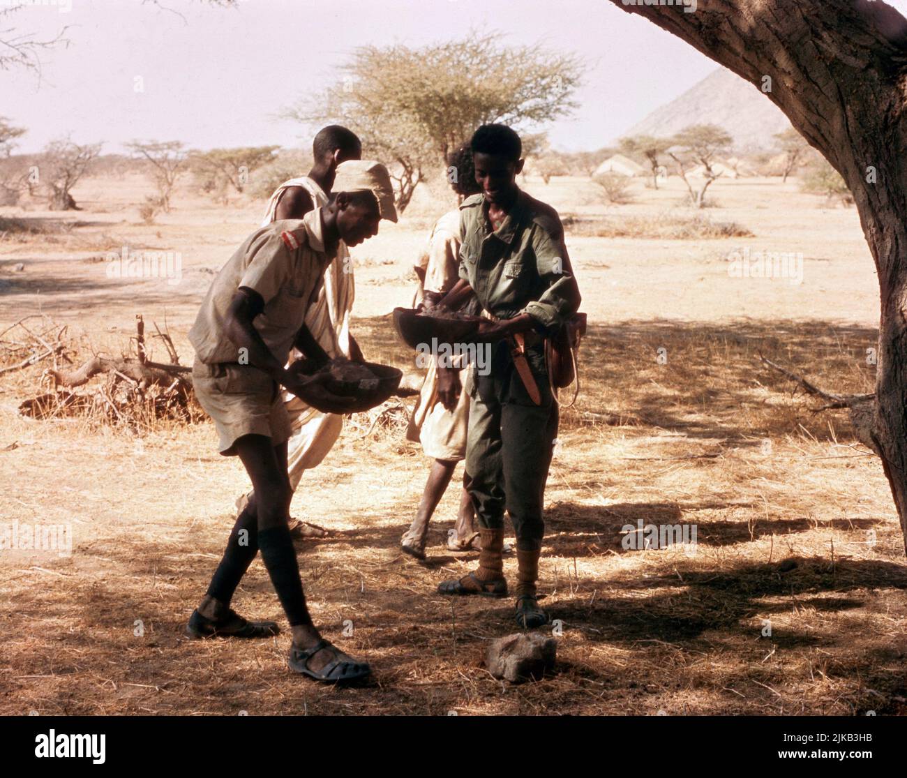 SOLDADOS ALIMENTADOS POR LOS NATIVOS. Location: EXTERIOR. Nación. ERITREA. Stock Photo