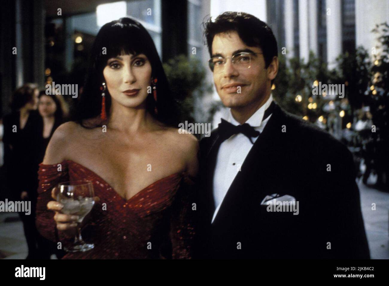 PETER GALLAGHER and CHER in THE PLAYER (1992), directed by ROBERT ALTMAN. Credit: SPELLING FILMS INTERNATIONAL / Album Stock Photo