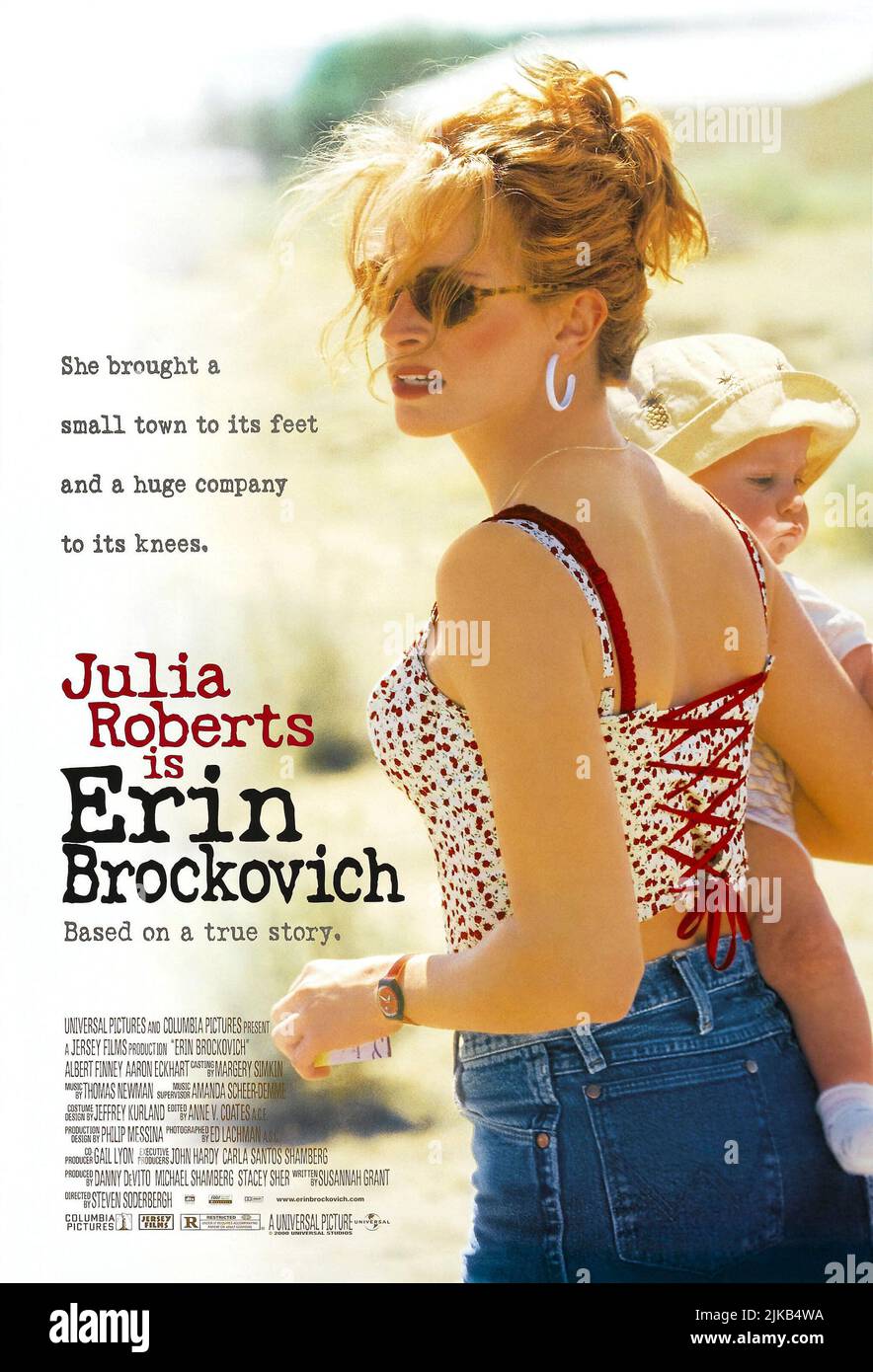 JULIA ROBERTS in ERIN BROCKOVICH (2000), directed by STEVEN SODERBERGH. Credit: UNIVERSAL PICTURES / Album Stock Photo