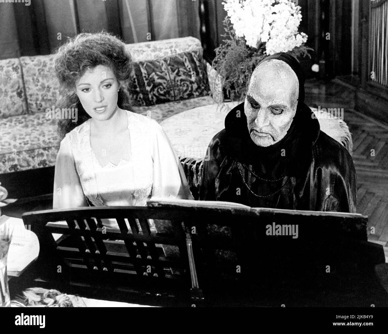 MAXIMILIAN SCHELL and JANE SEYMOUR in THE PHANTOM OF THE OPERA (1983), directed by ROBERT MARKOWITZ. Credit: Robert Halmi / Album Stock Photo