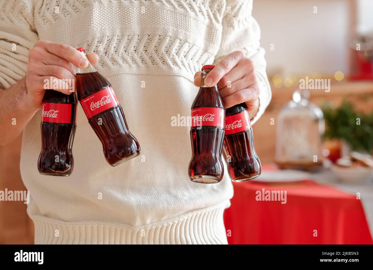 https://c8.alamy.com/comp/2JKB5N3/coca-cola-glass-bottles-christmas-party-2JKB5N3.jpg