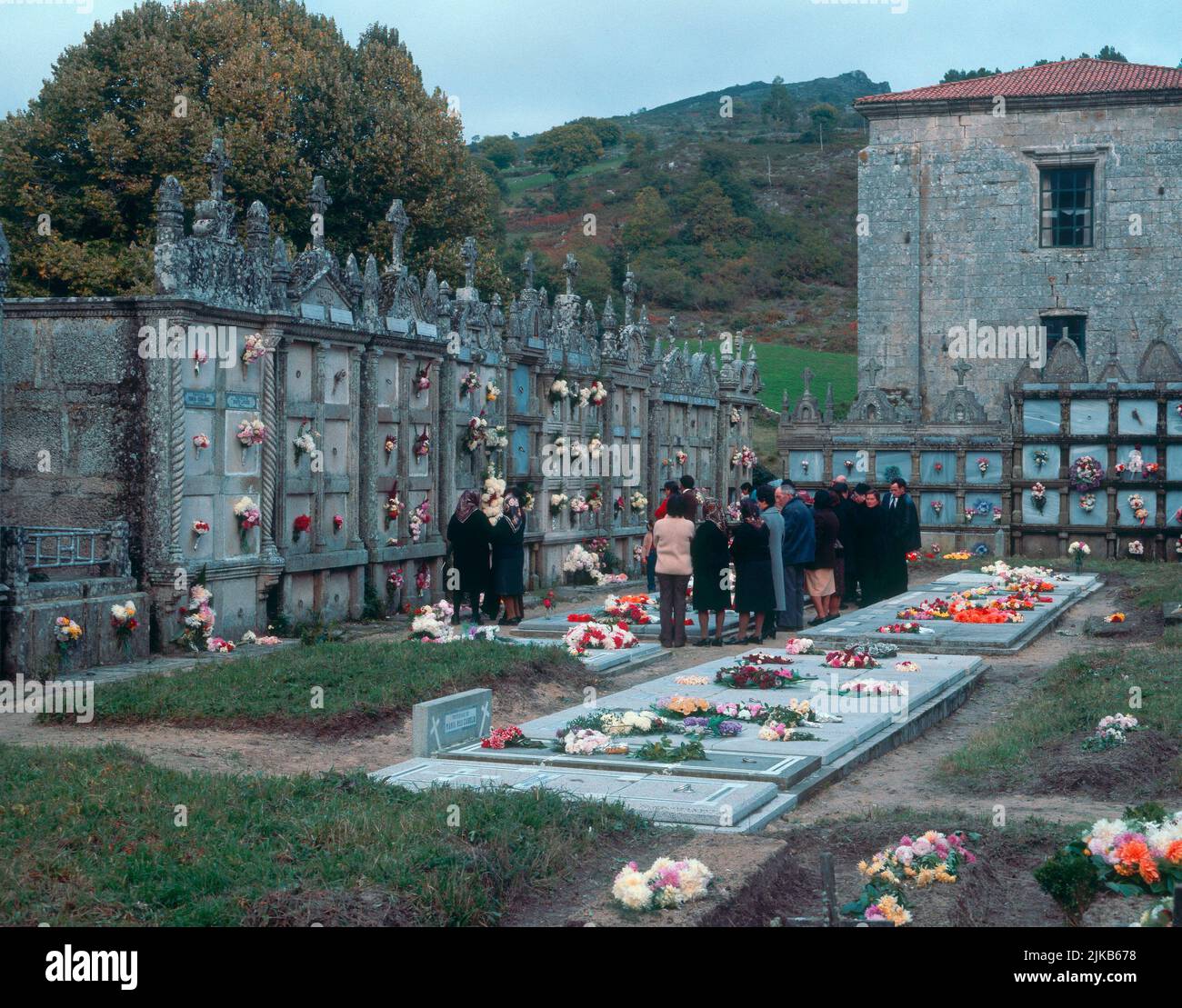 CEMENTERIO EN EL DIA DE TODOS LOS SANTOS. Location MONASTERIO. OSERA