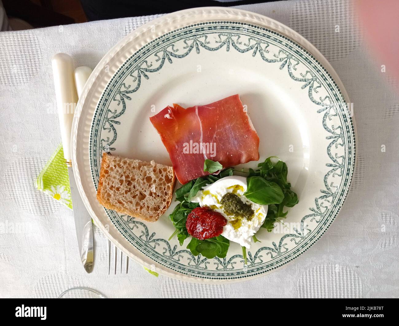 Un plat d'entrée, jambon de parme,mozzarella,tomate,menthe,pain.France Stock Photo