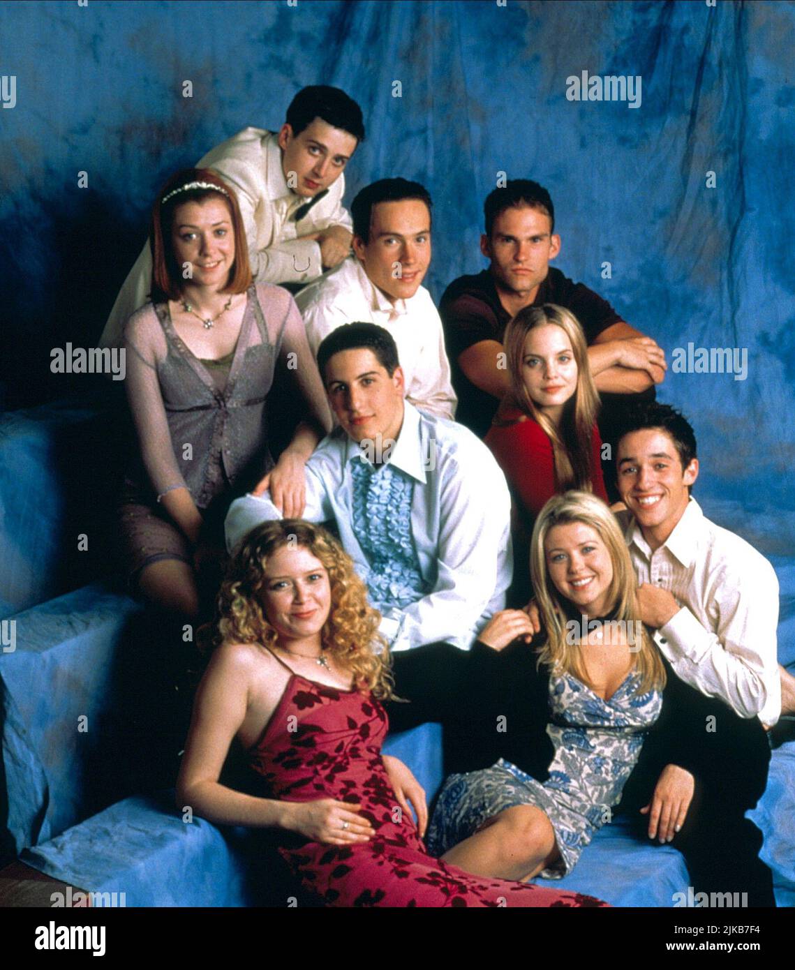 Jason Biggs, Alyson Hannigan, Mena Suvari & Chris Klein Film: American Pie (1999) Characters: Jim Levenstein,Michelle Flaherty,Heather & Chris 'Oz' Ostreicher  Director: Paul Weitz 09 July 1999   **WARNING** This Photograph is for editorial use only and is the copyright of UNIVERSAL and/or the Photographer assigned by the Film or Production Company and can only be reproduced by publications in conjunction with the promotion of the above Film. A Mandatory Credit To UNIVERSAL is required. The Photographer should also be credited when known. No commercial use can be granted without written author Stock Photo