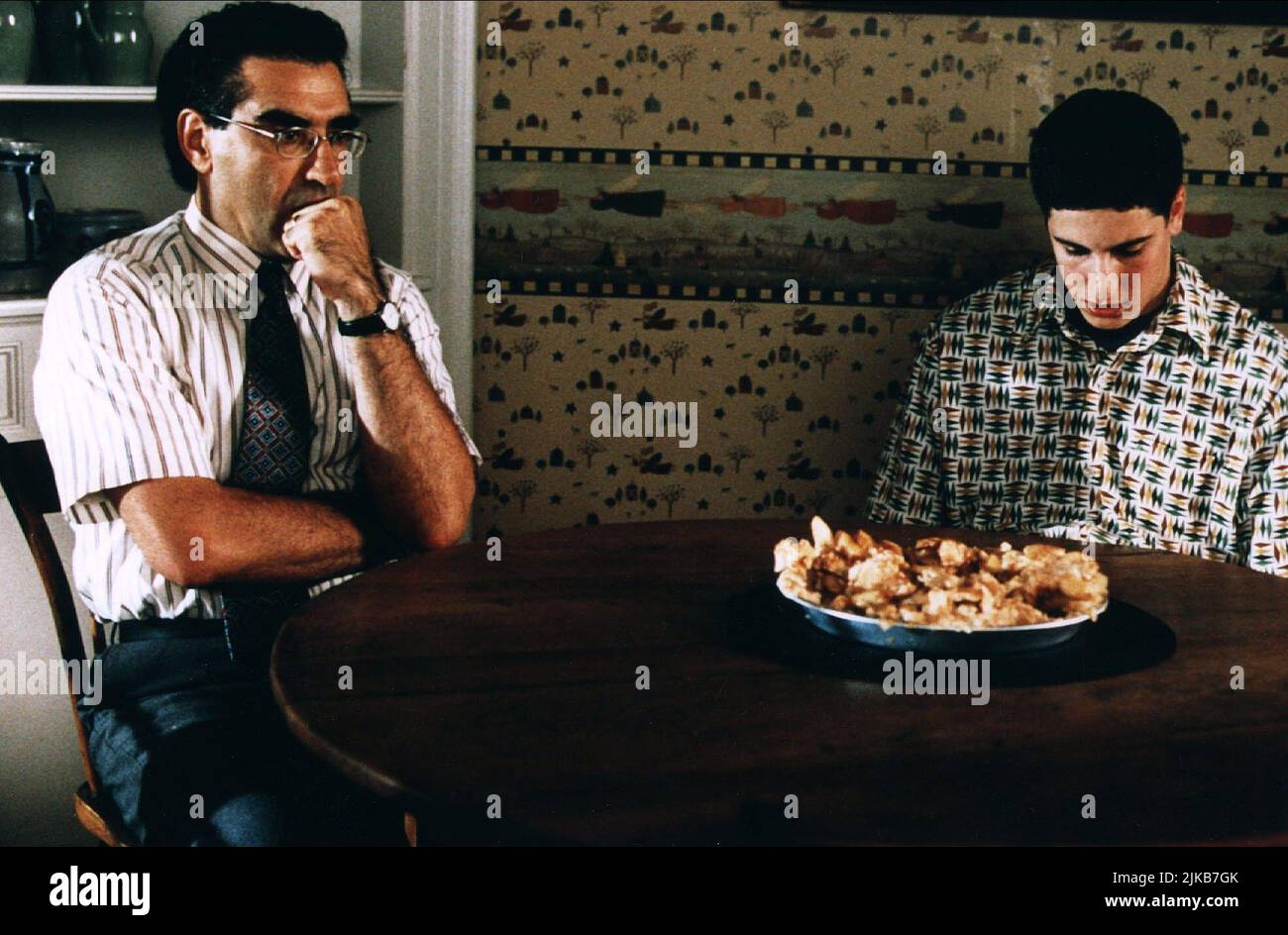 Eugene Levy & Jason Biggs Film: American Pie (1999) Characters: Jim's Dad & Jim Levenstein  Director: Paul Weitz 09 July 1999   **WARNING** This Photograph is for editorial use only and is the copyright of UNIVERSAL and/or the Photographer assigned by the Film or Production Company and can only be reproduced by publications in conjunction with the promotion of the above Film. A Mandatory Credit To UNIVERSAL is required. The Photographer should also be credited when known. No commercial use can be granted without written authority from the Film Company. Stock Photo