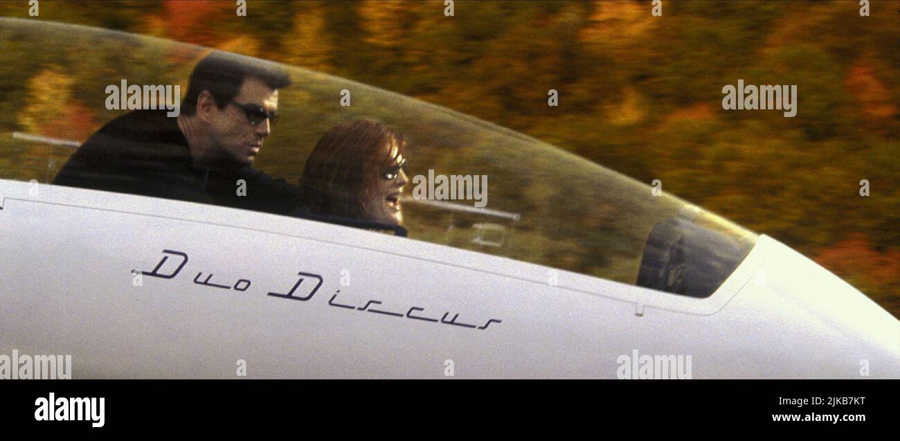Pierce Brosnan & Rene Russo  Film The Thomas Crown Affair (1999) Characters: Thomas Crown & Catherine Banning  Director: John Mctiernan 20 August 1999   **WARNING** This Photograph is for editorial use only and is the copyright of UNITED ARTISTS and/or the Photographer assigned by the  Film or Production Company and can only be reproduced by publications in conjunction with the promotion of the above  Film. A Mandatory Credit To UNITED ARTISTS is required. The Photographer should also be credited when known. No commercial use can be granted without written authority from the  Film Company. Stock Photo